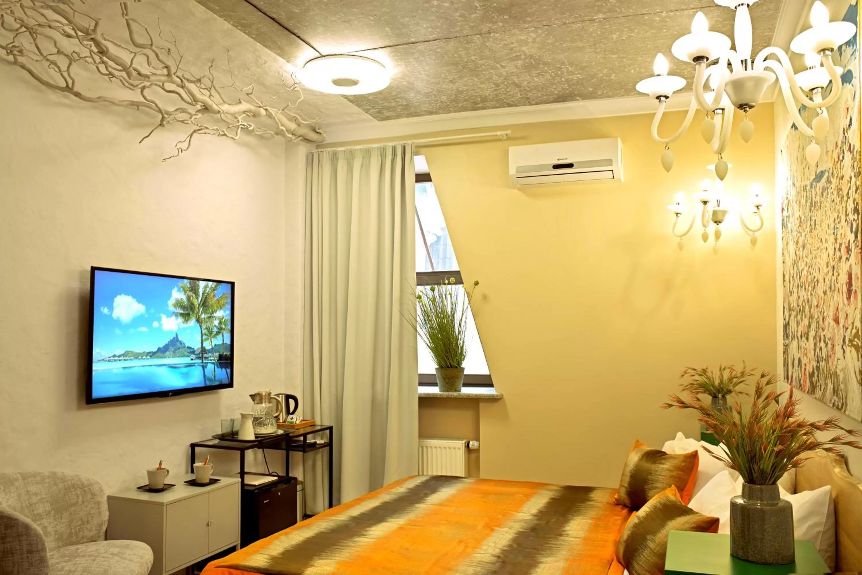 Shower, TV/Entertainment Center in MaNNa Boutique Hotel