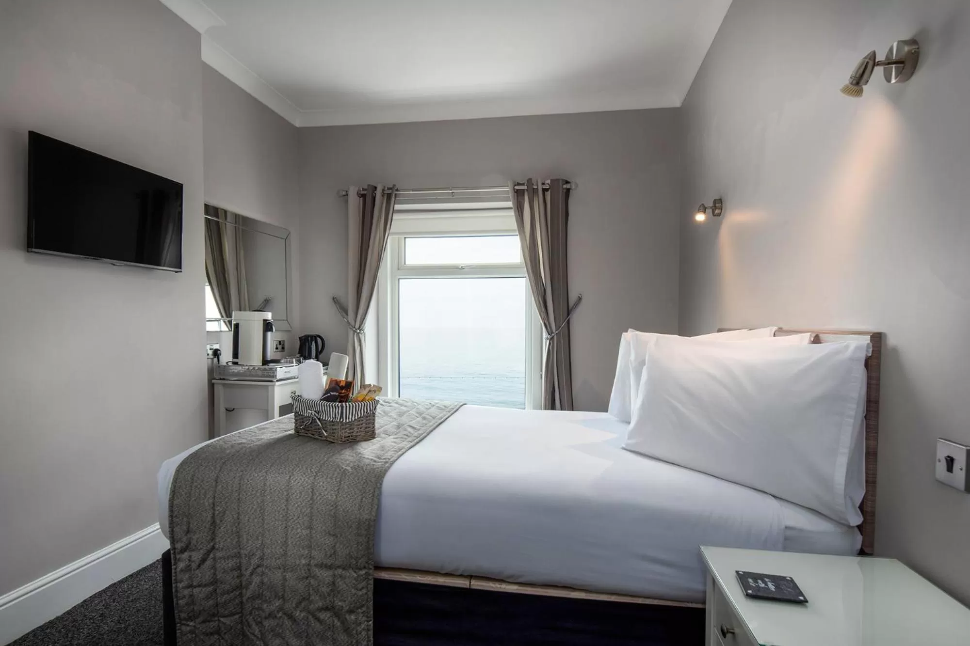 Bedroom, Bed in Pebble House