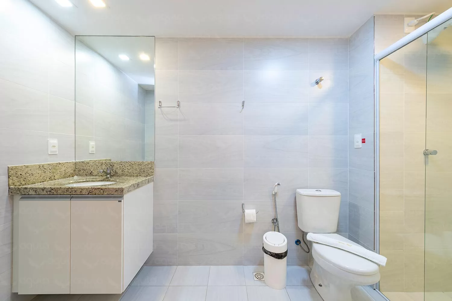 Bathroom in Águia Flats Pousada