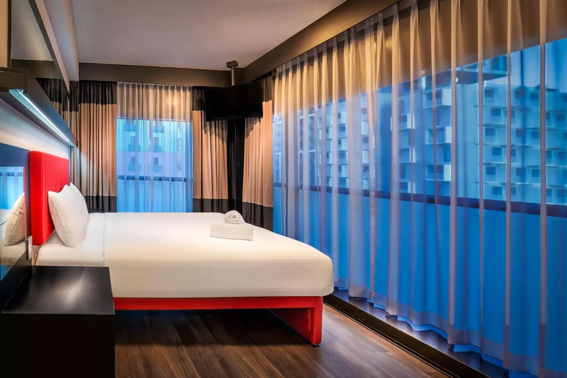 Bed in Essence Hotel Carlton