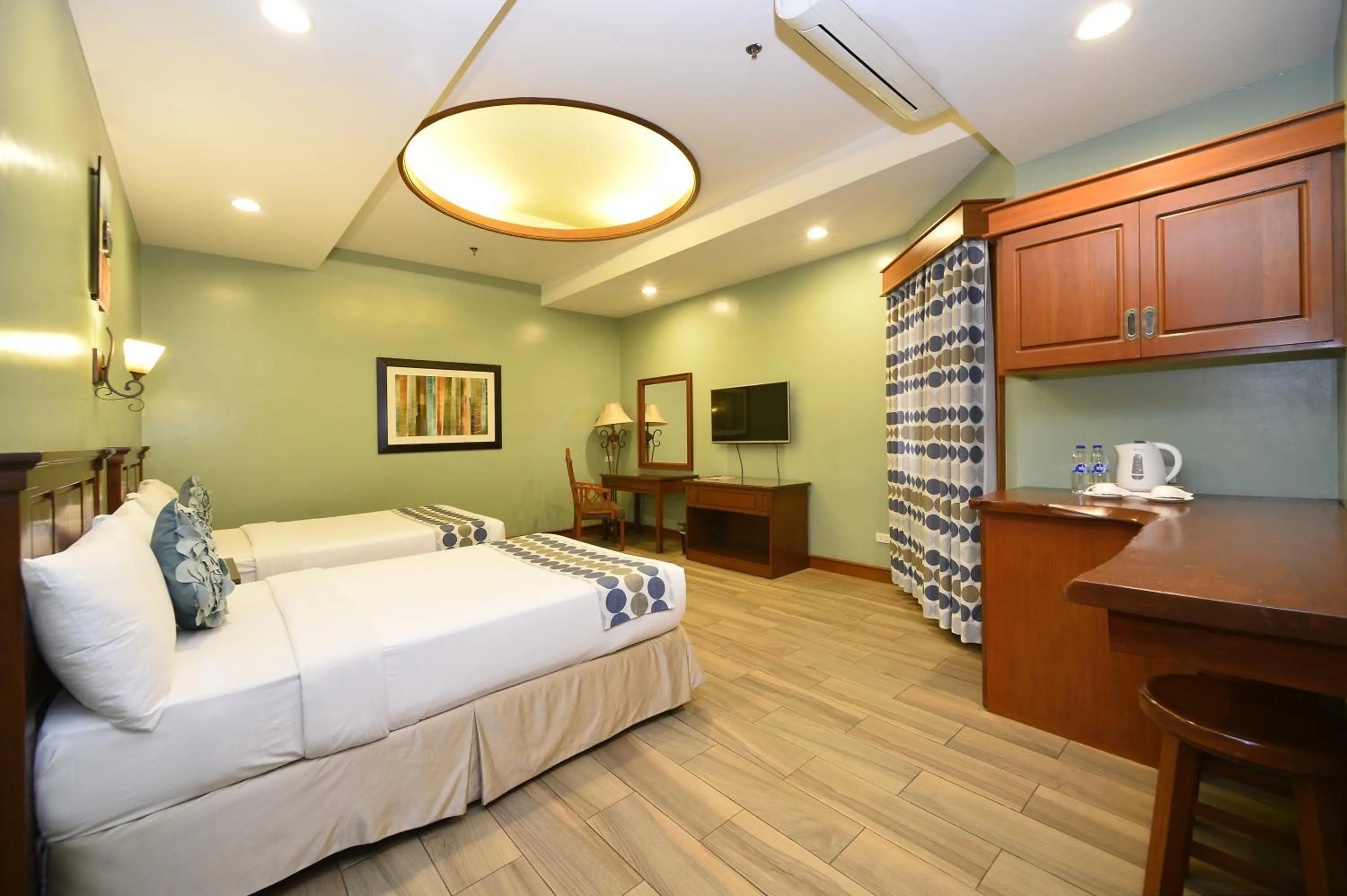 Photo of the whole room, Bed in Paragon Hotel and Suites