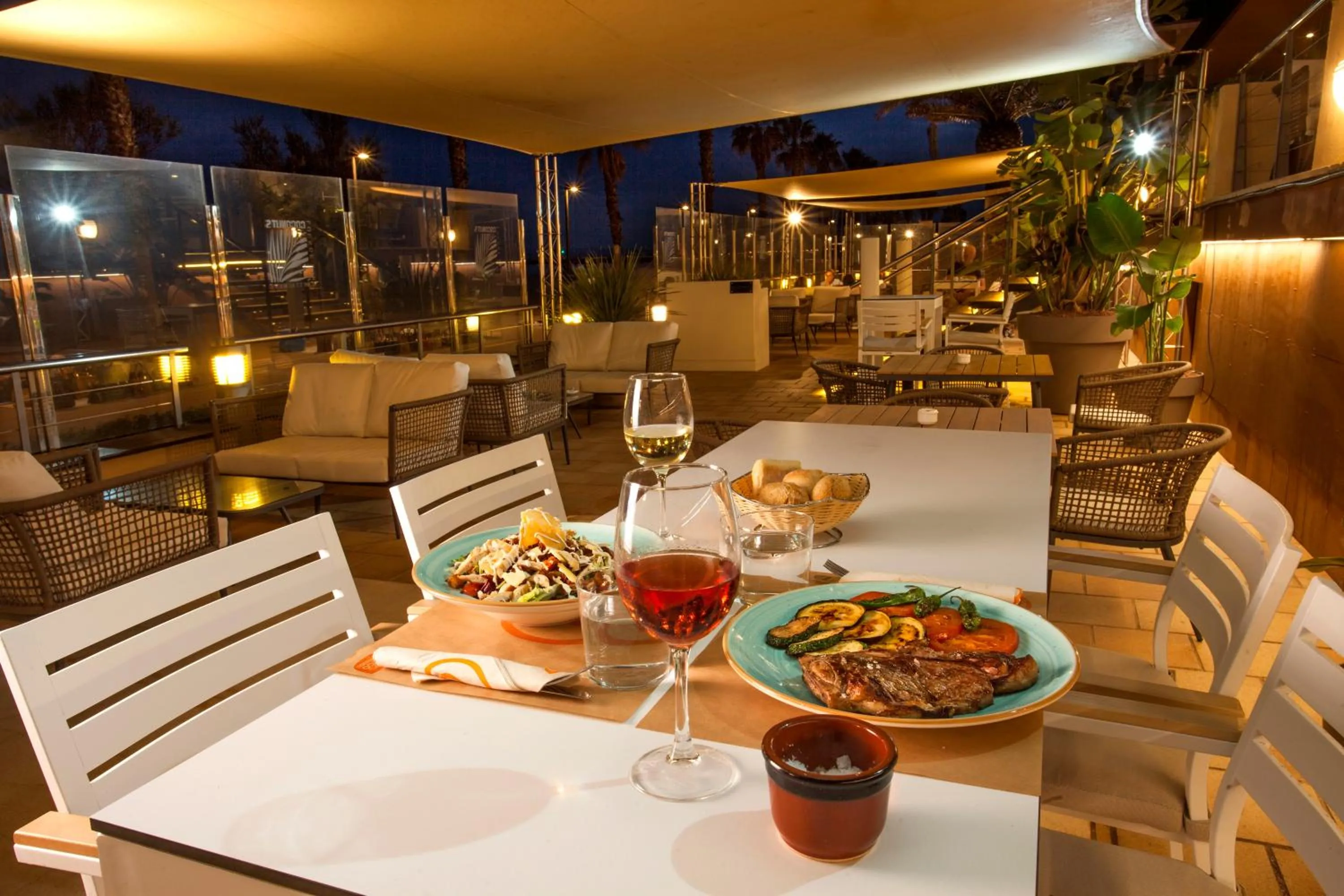 Restaurant/places to eat in Hotel Monterrey Roses by Pierre & Vacances