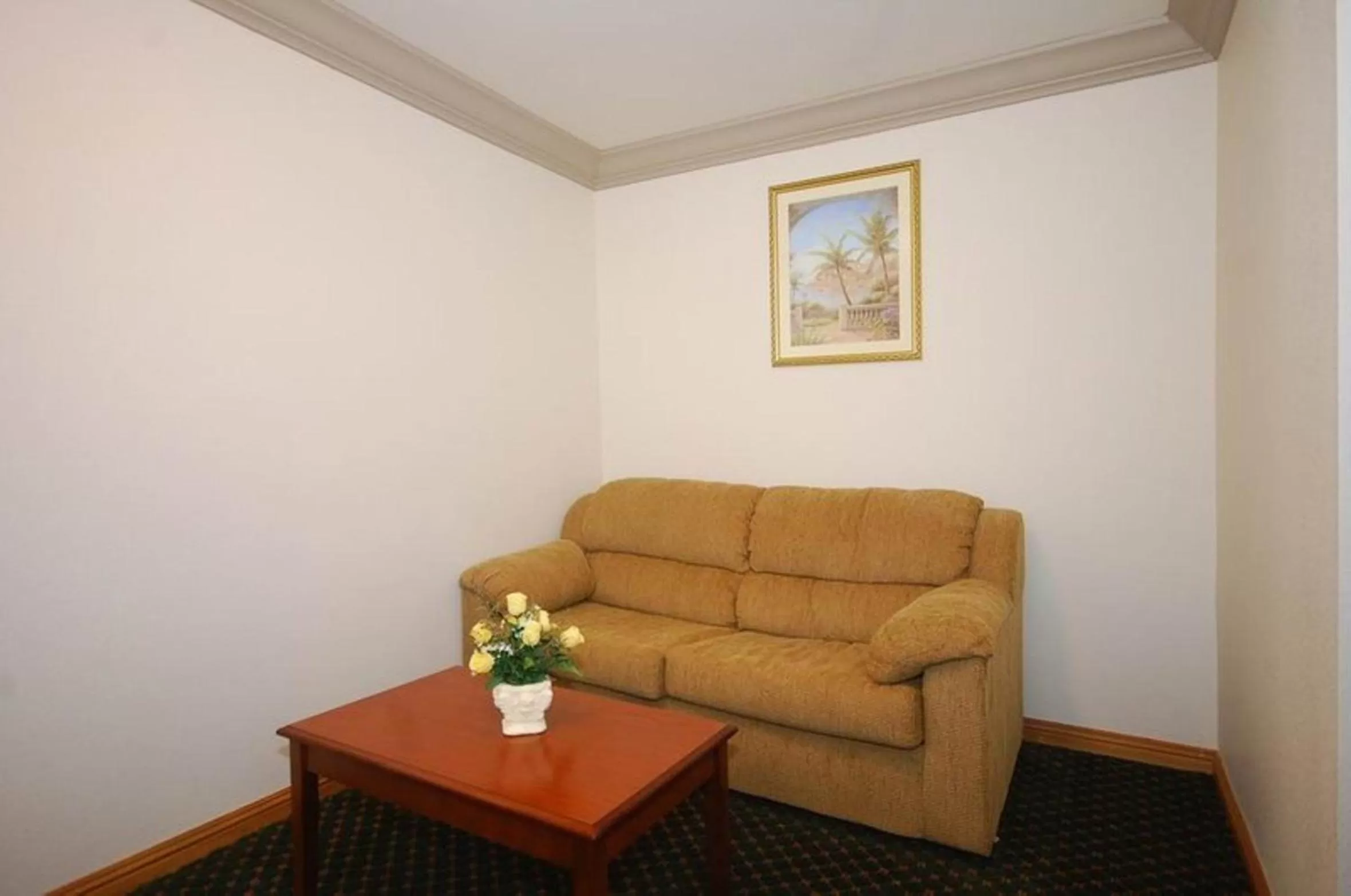 Seating area in Cloverdale Wine Country Inn & Suites