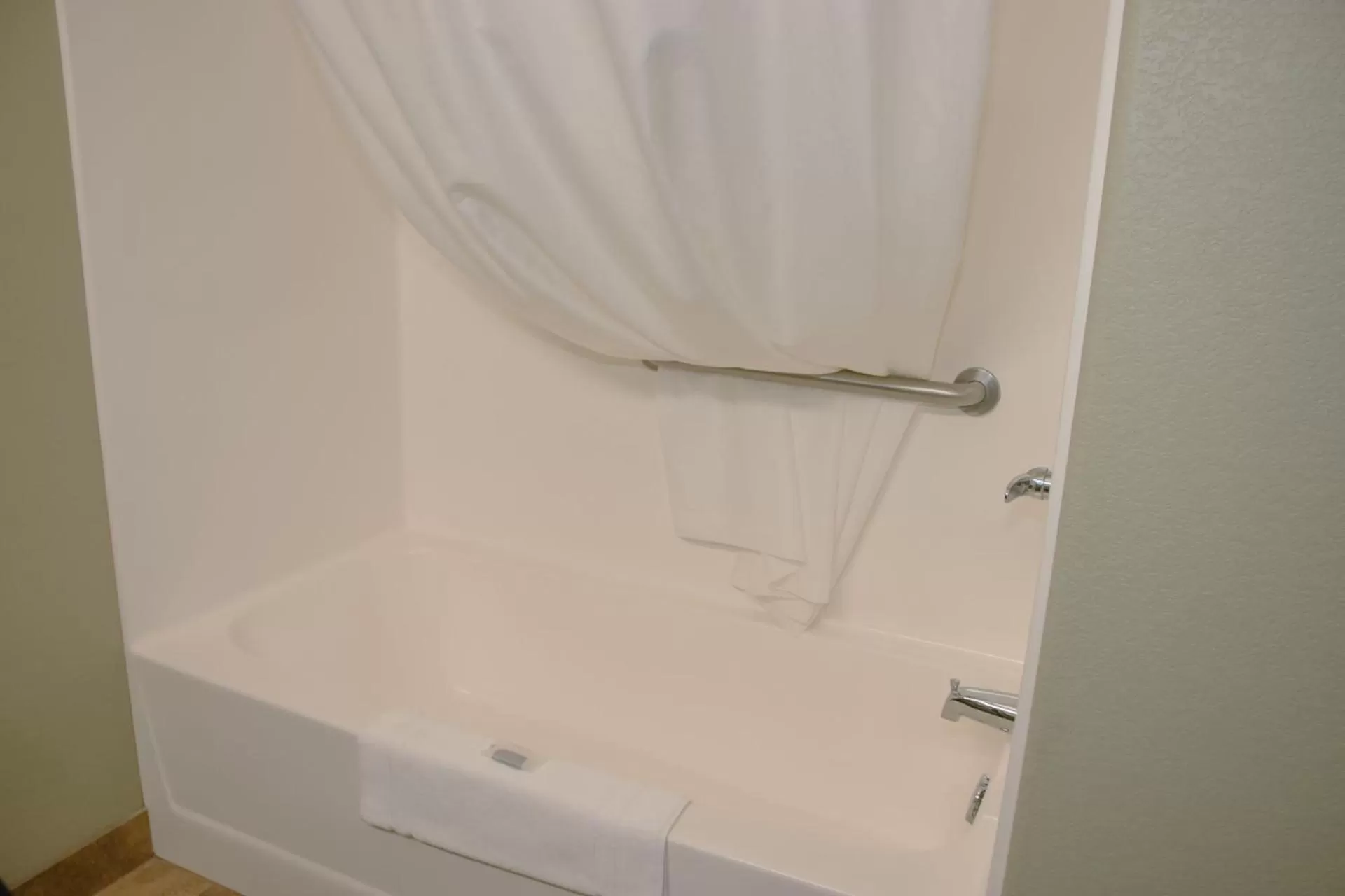 Bathroom in Grand Forks Lodge and Suites