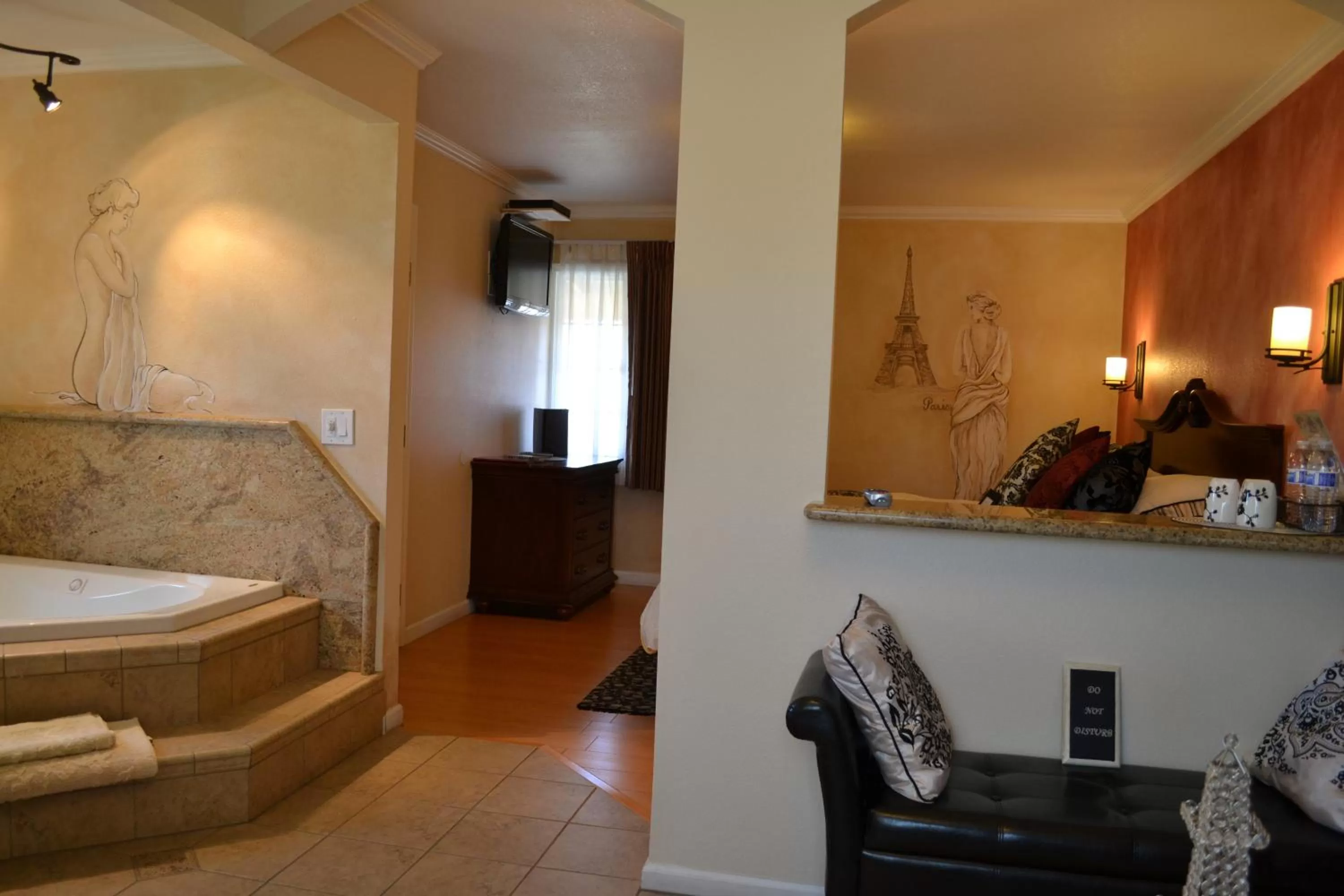 Photo of the whole room, Bed in Chardonnay Lodge