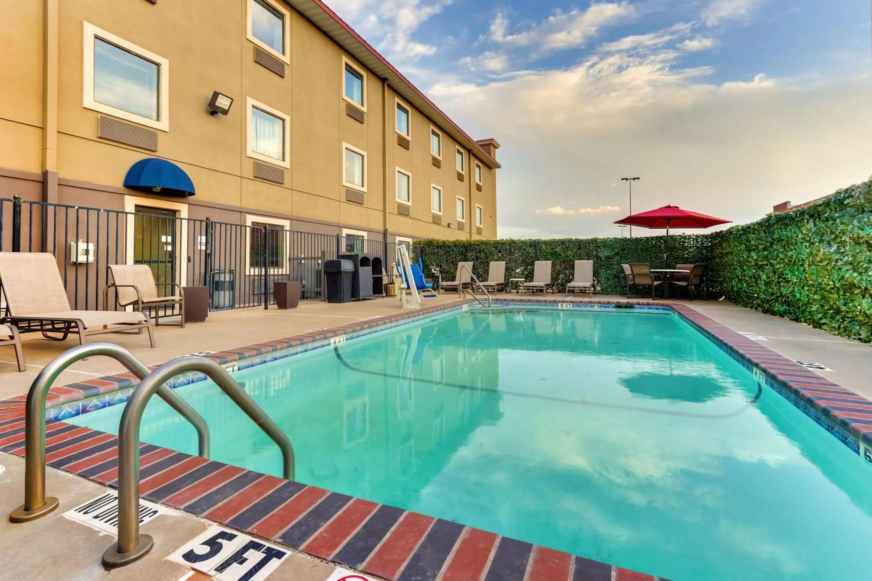 Swimming pool in Best Western Plus University Inn & Suites