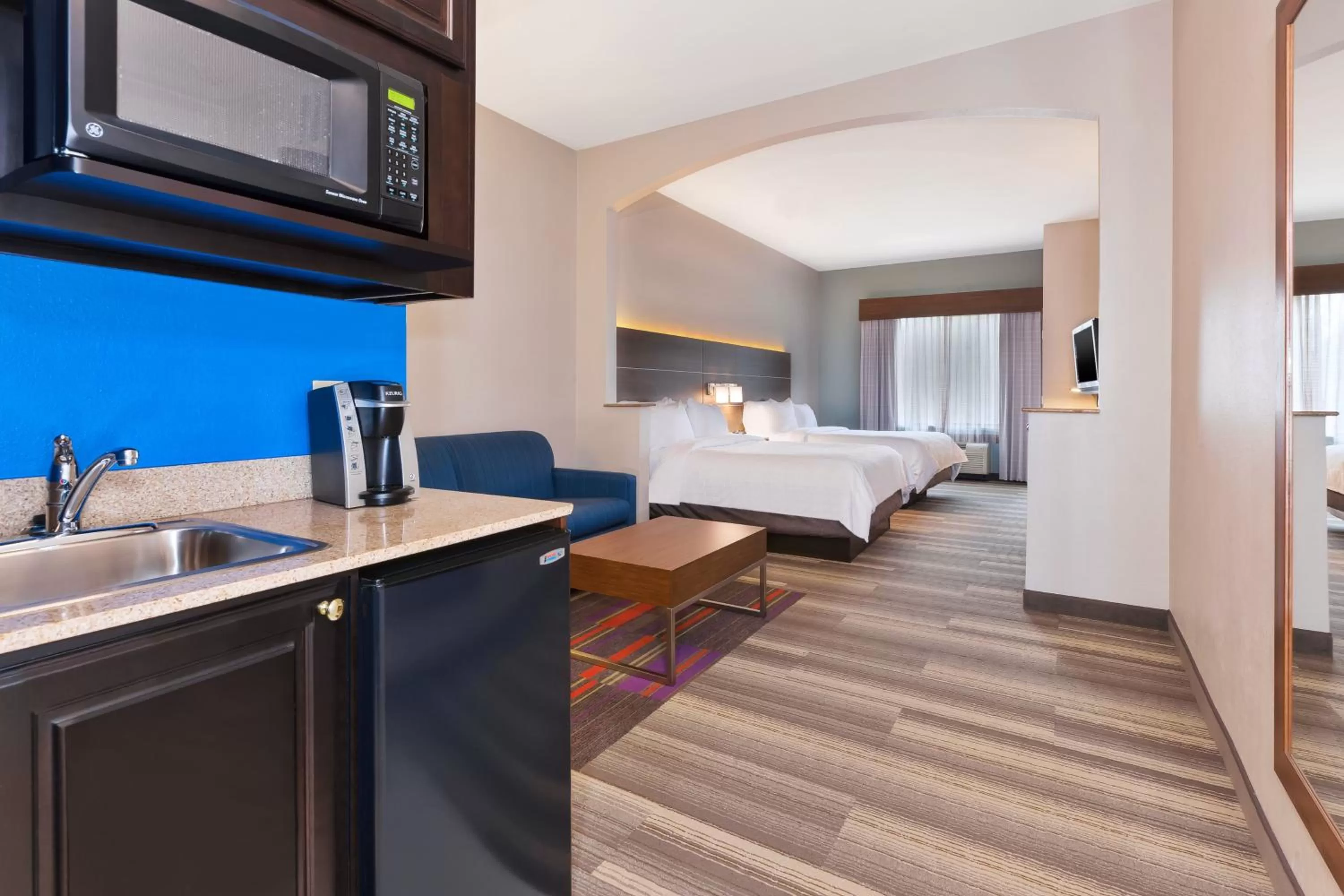 Photo of the whole room, Bed in Holiday Inn Express Hotel & Suites Warminster-Horsham by IHG