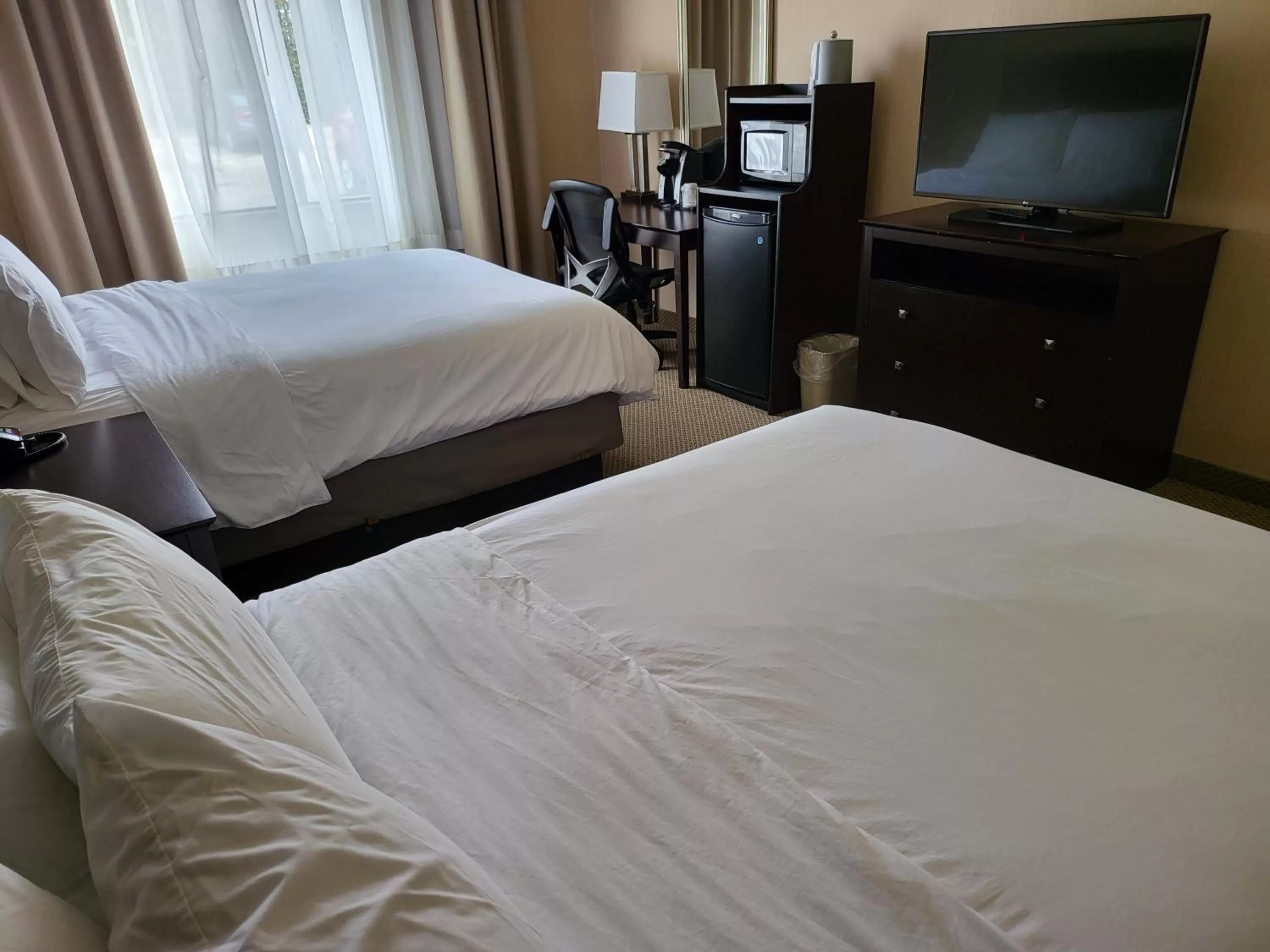 Photo of the whole room, Bed in Holiday Inn Express Hotel & Suites Tipp City by IHG