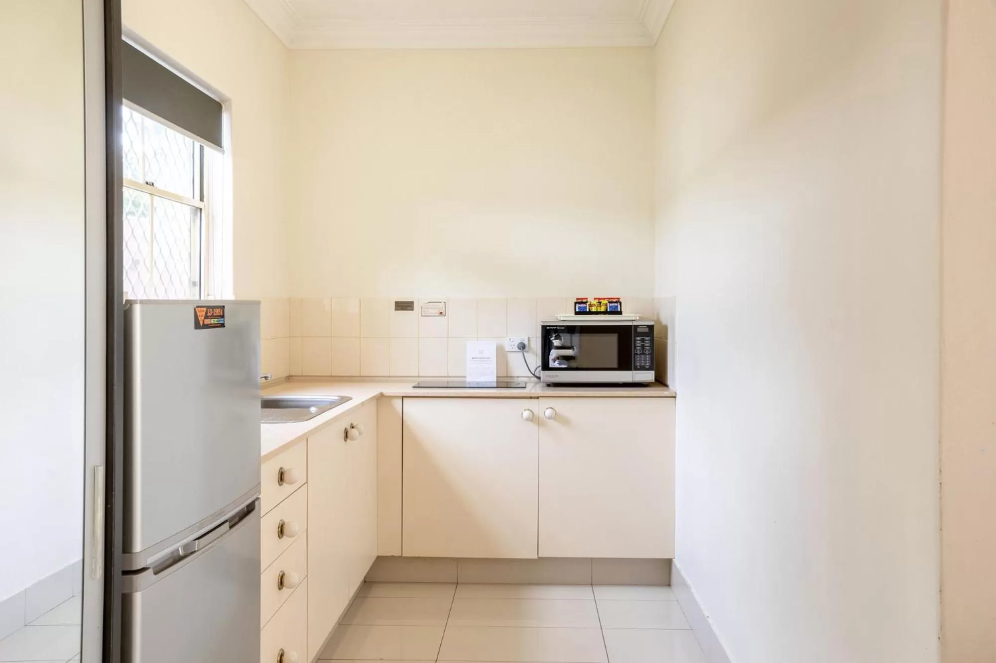 Kitchen or kitchenette in Coopers Colonial Motel