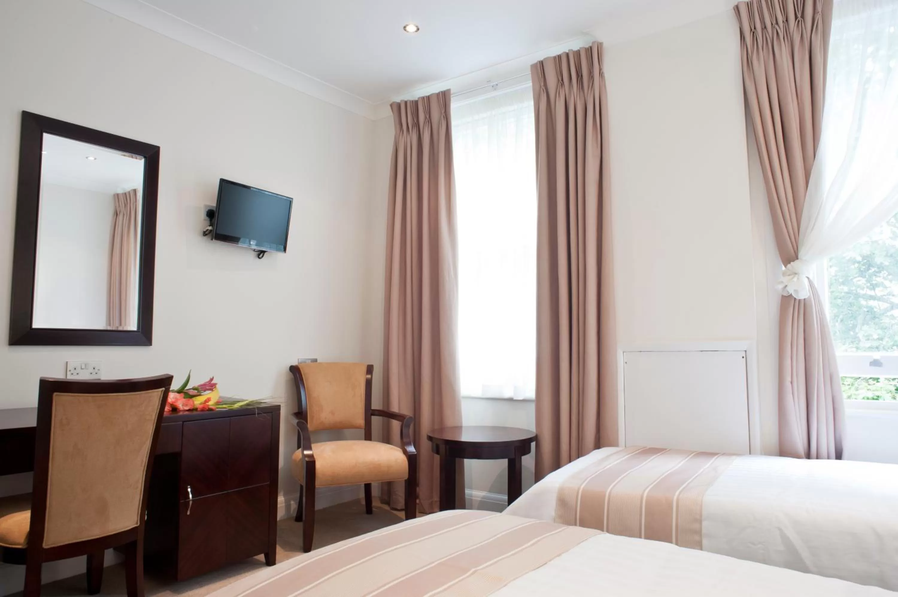 Photo of the whole room, Bed in The Villa Kensington