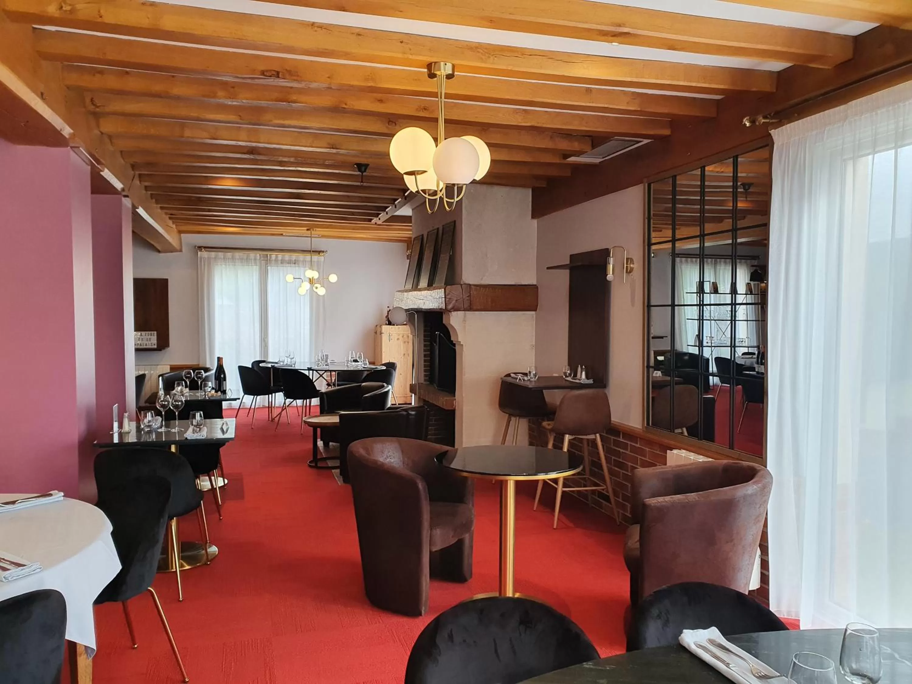 Hôtel Restaurant La Paix La Robe et le Palais