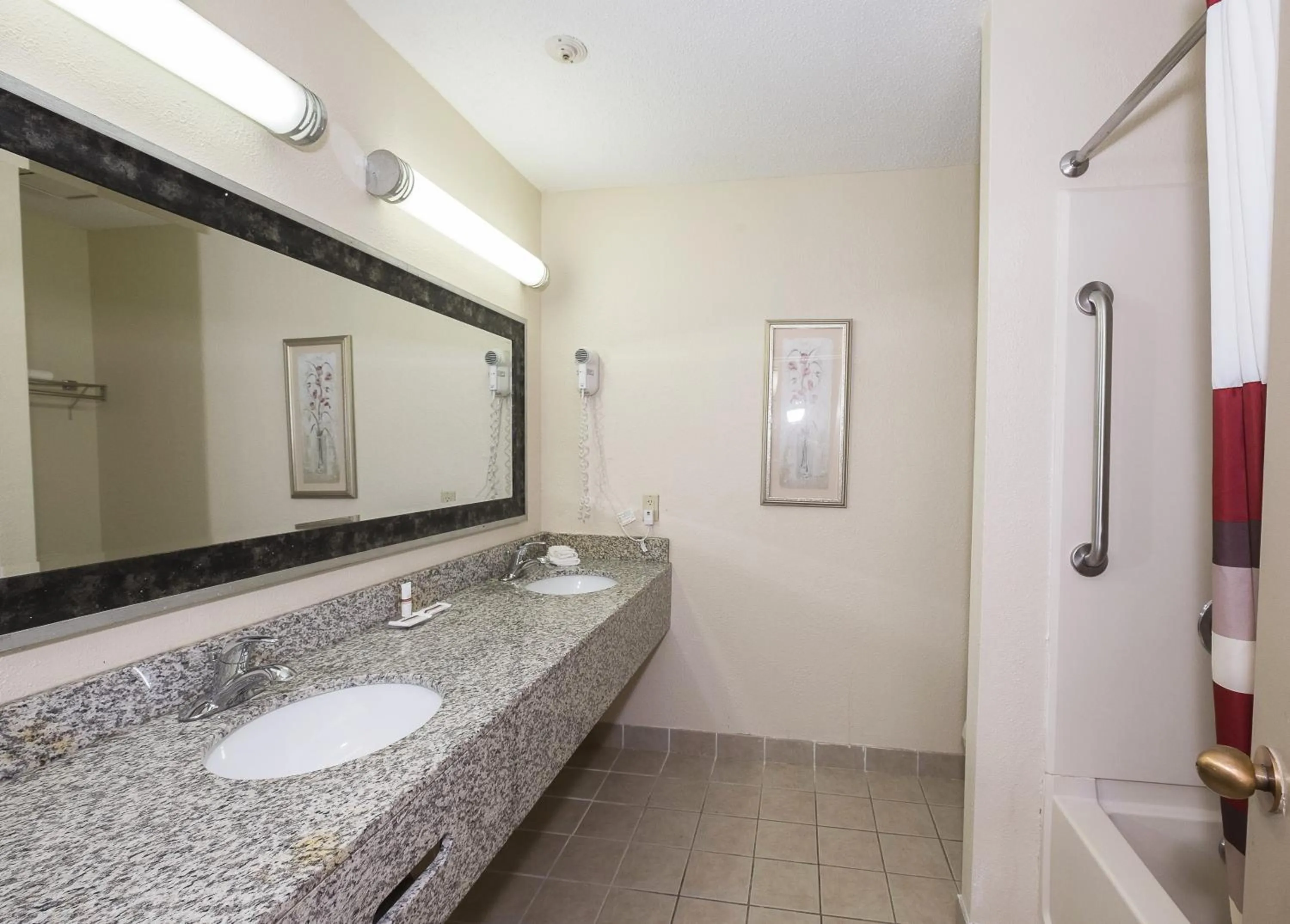 Bathroom in Red Roof Inn Hartford - Vernon