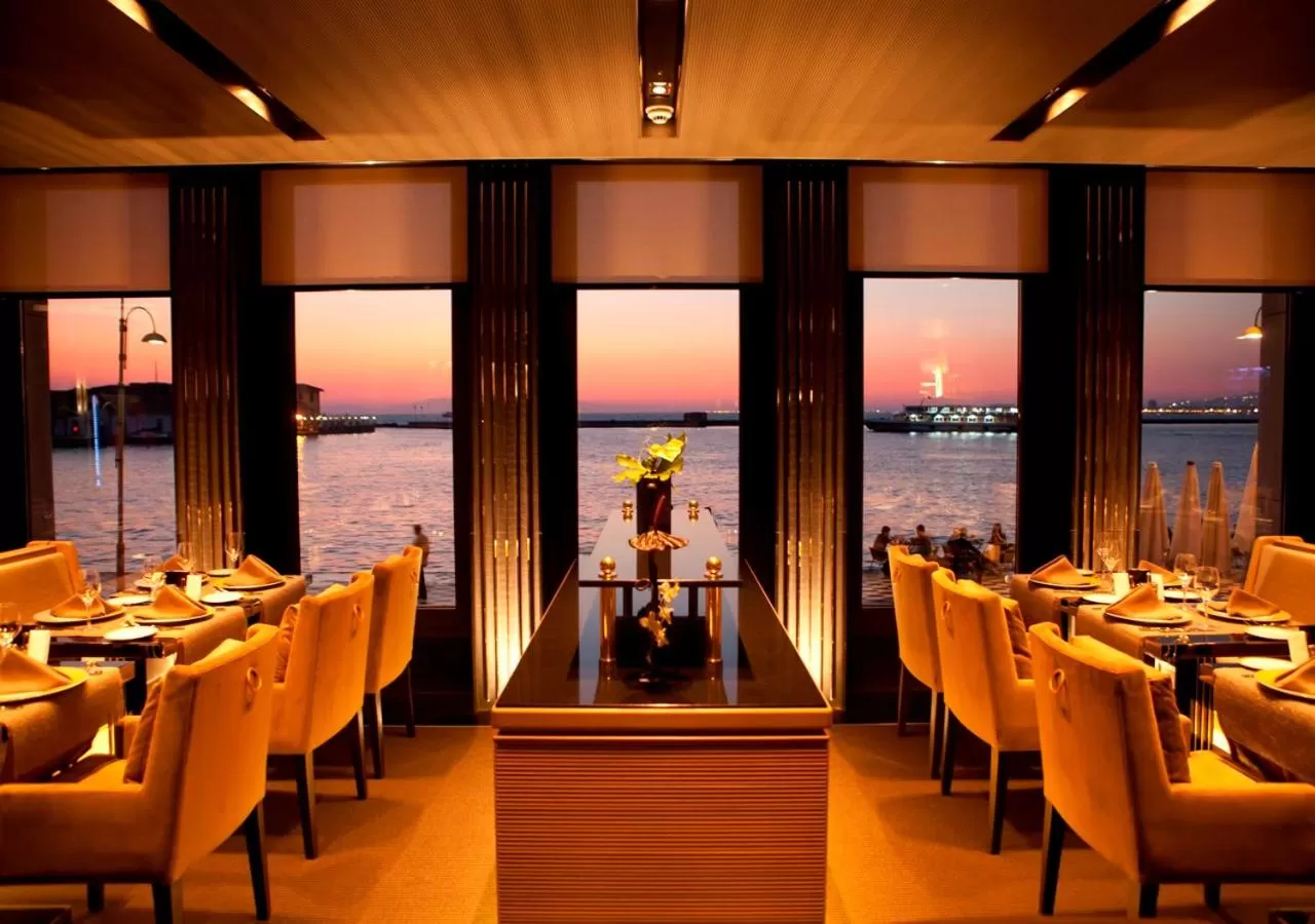 Restaurant/places to eat in Key Hotel