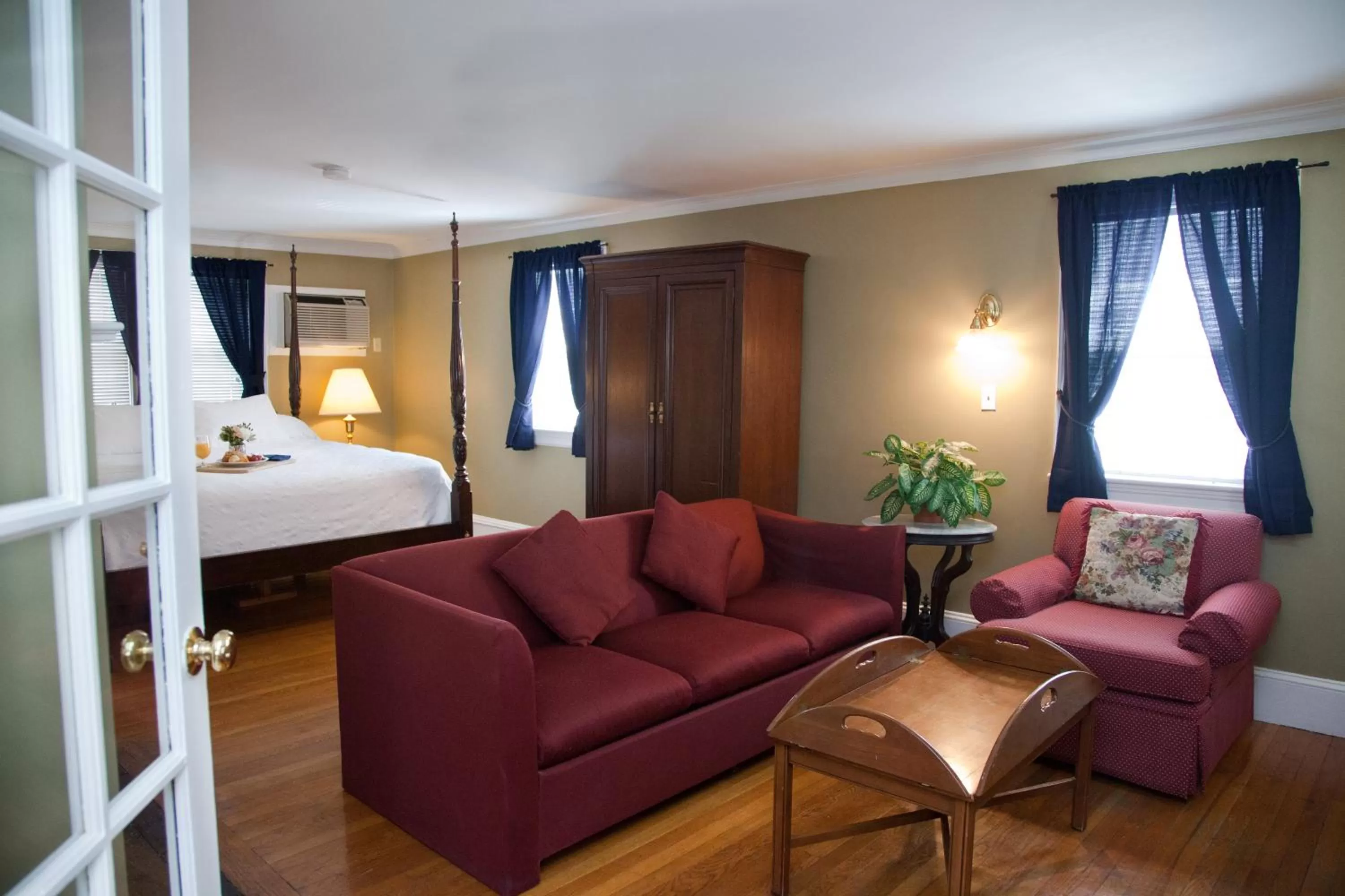 Photo of the whole room, Bed in Concord's Colonial Inn