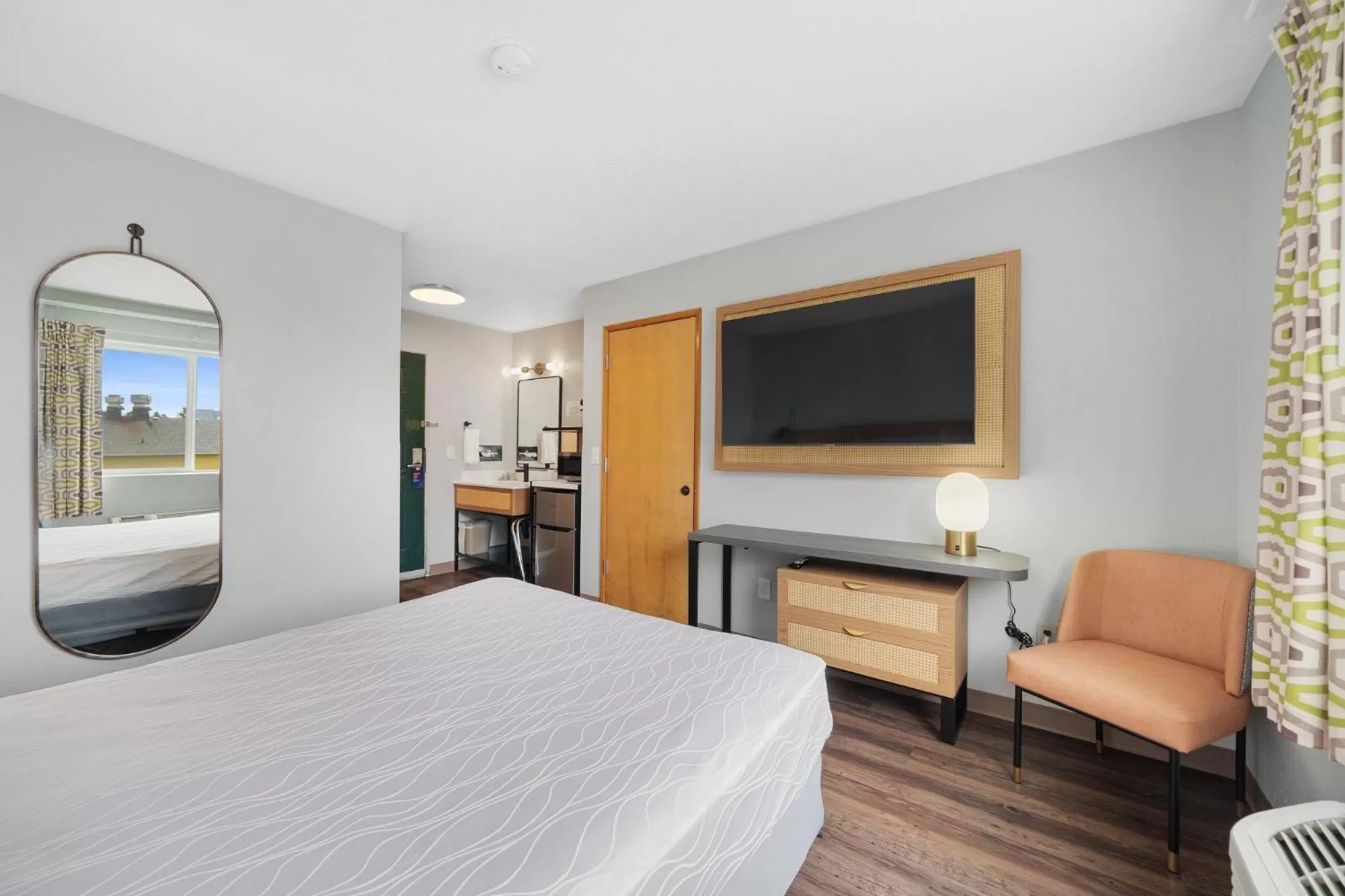 Bed in Garibaldi Inn at the Bay