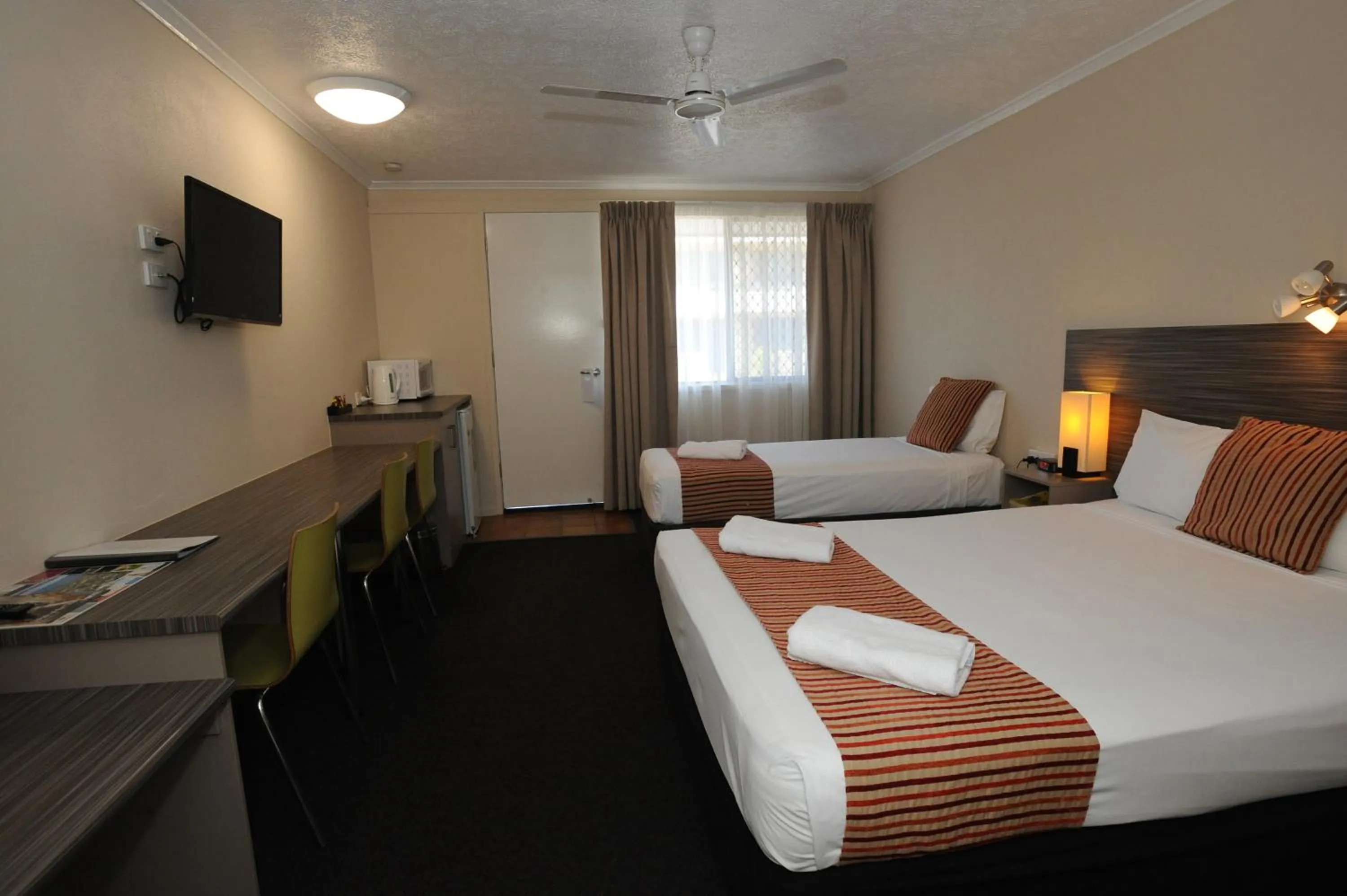 Pet Friendly Standard Twin Room in Shoredrive Motel