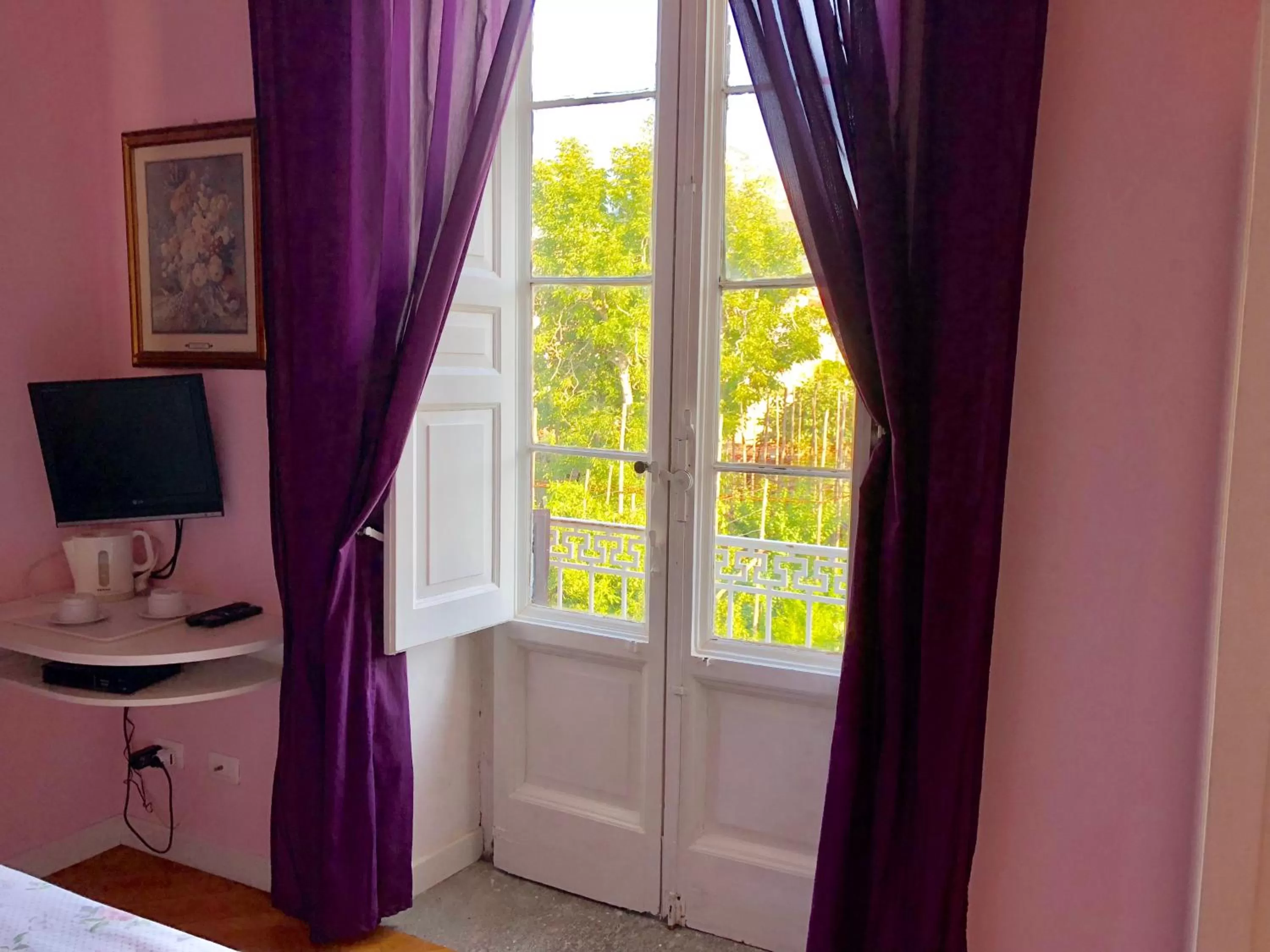 Garden view, Bed in The Secret Garden Relais