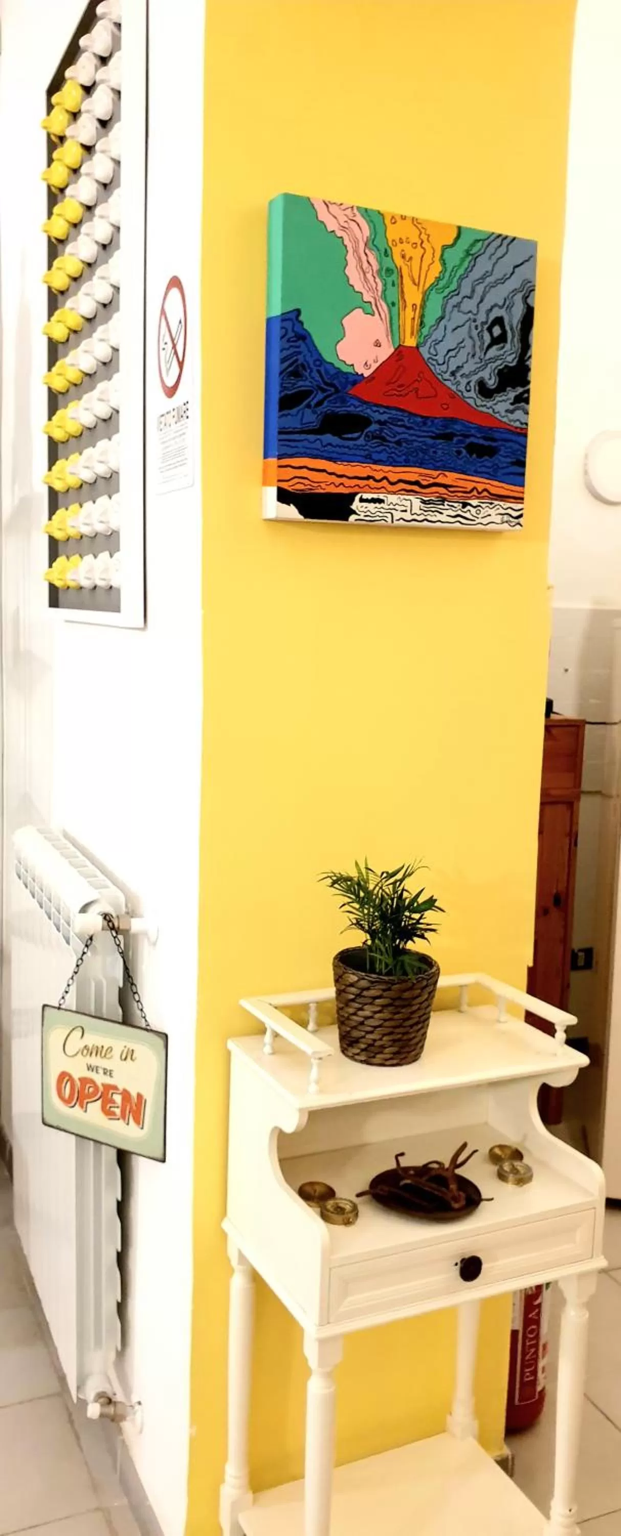 TV/Entertainment Center in B&B Napoli Città