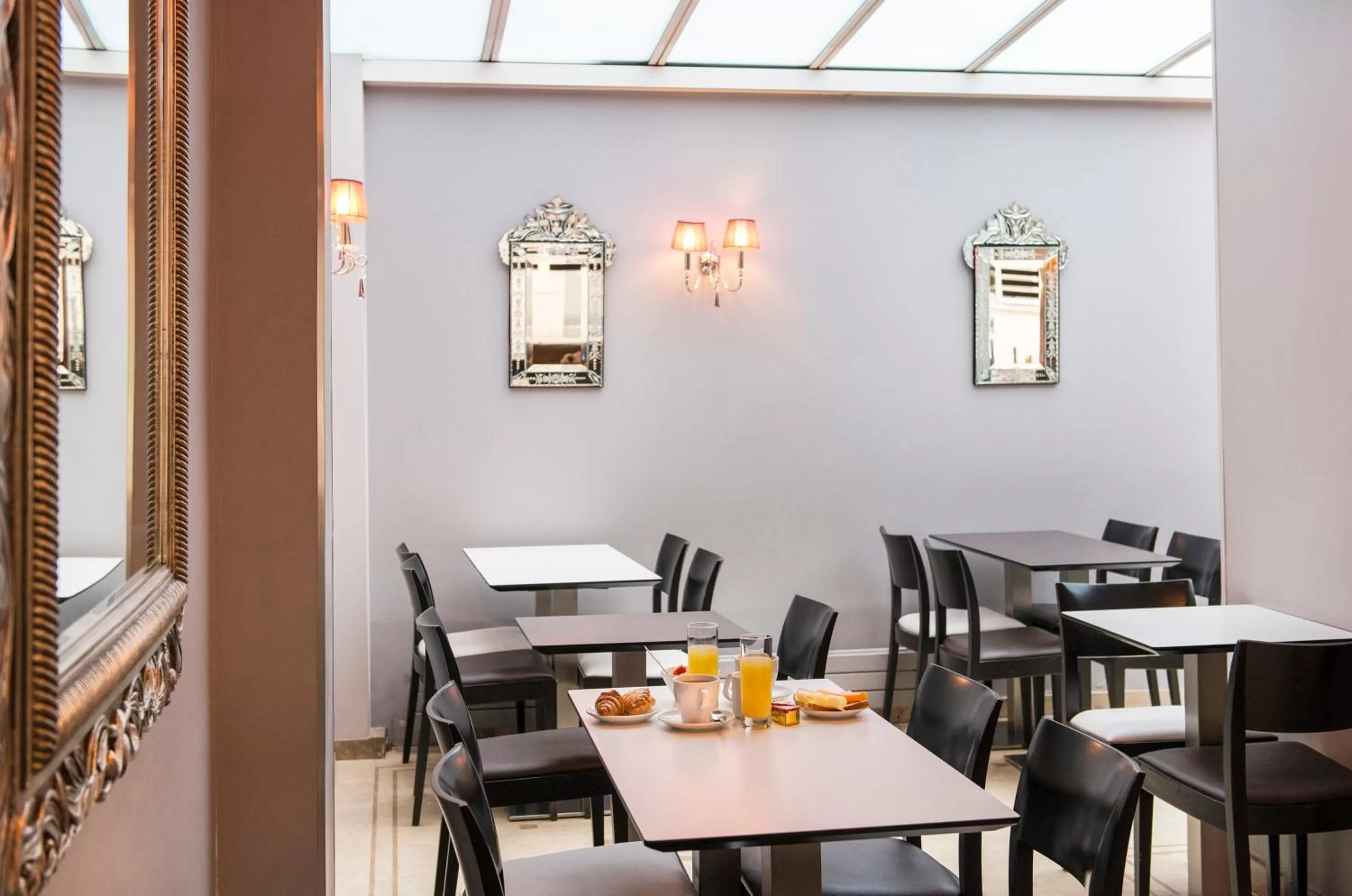 Restaurant/places to eat in Hotel Corona -Rodier-