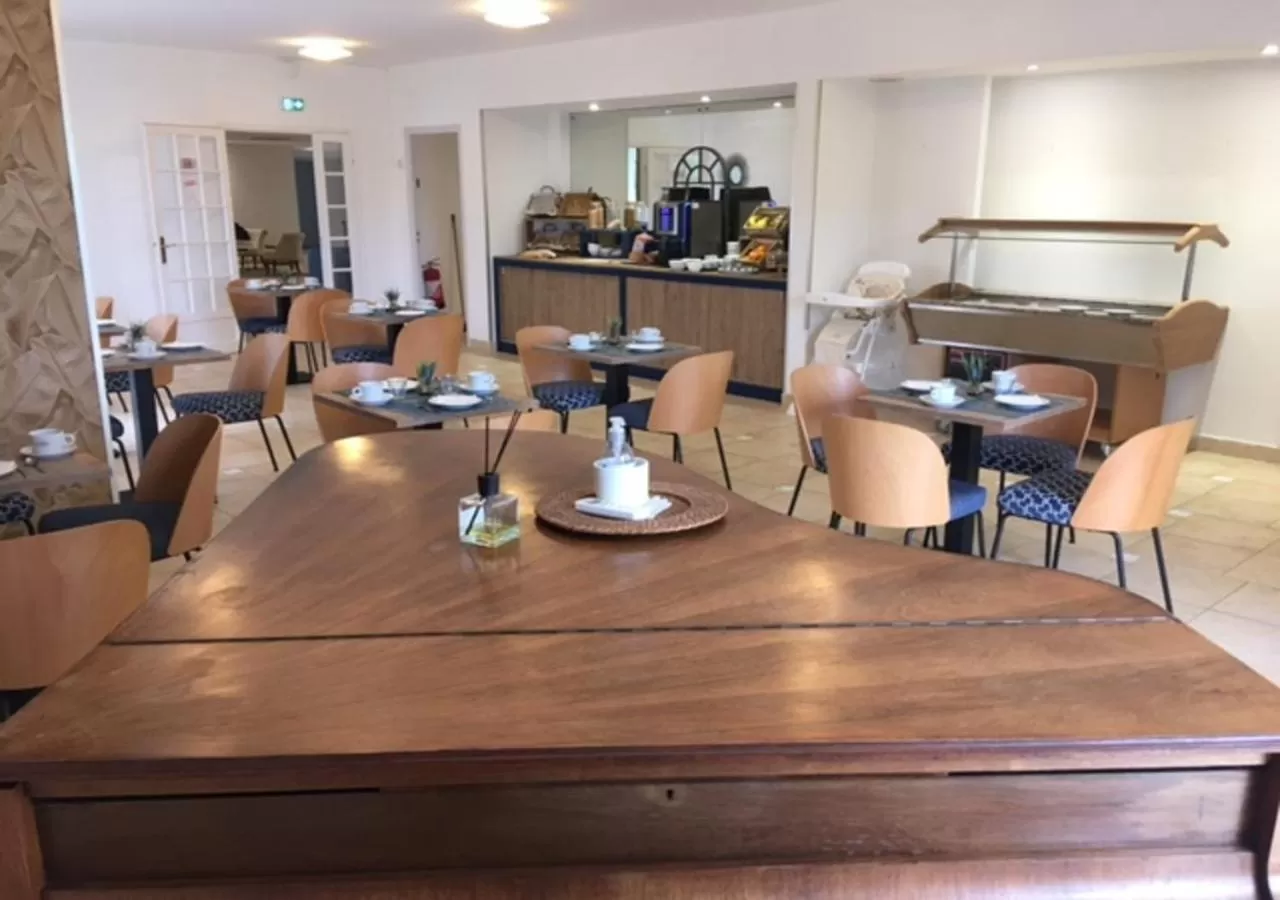 Buffet breakfast in Résidence Carlton - Rénovée avec Piscine