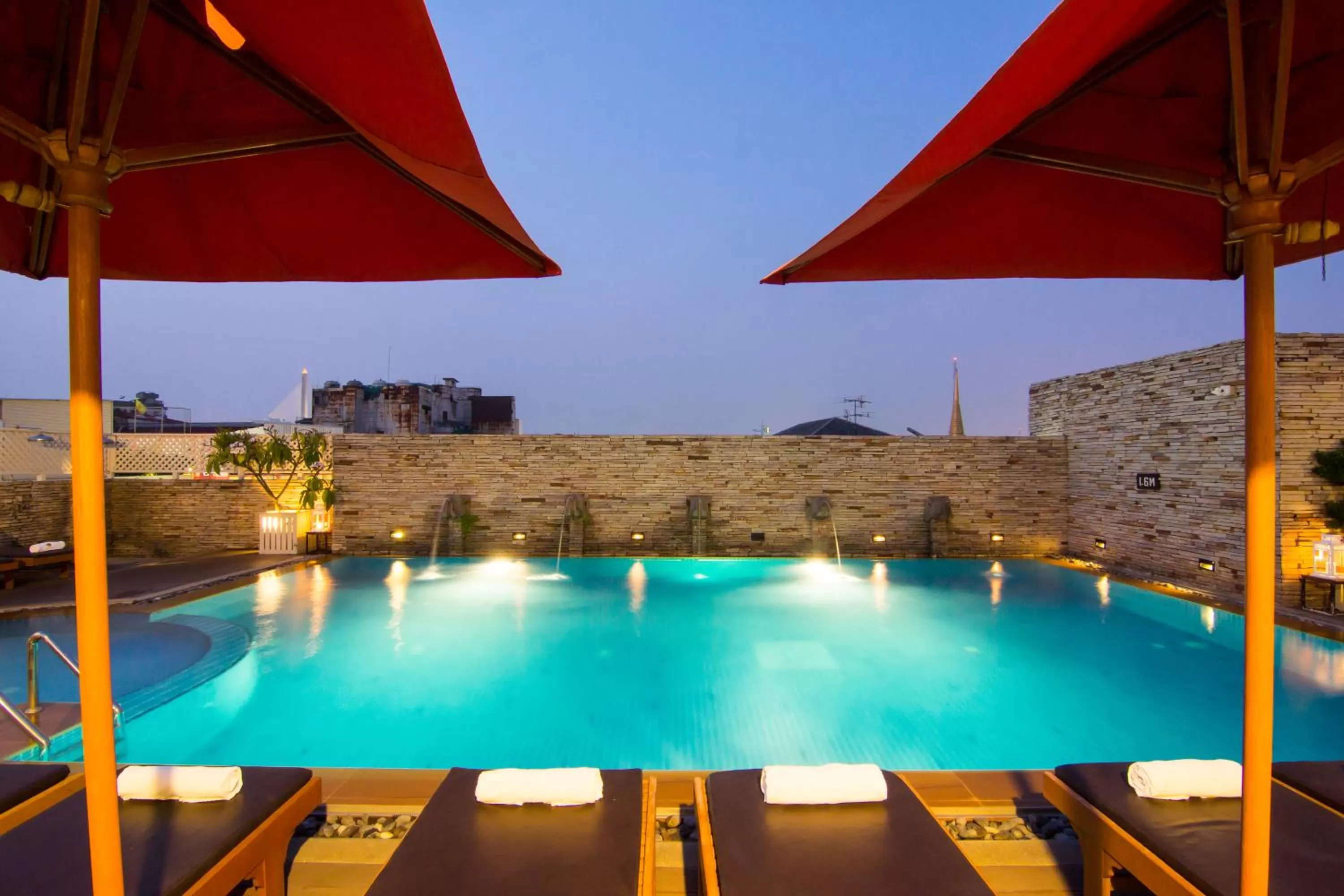 Swimming pool in Buddy Lodge, Khaosan Road