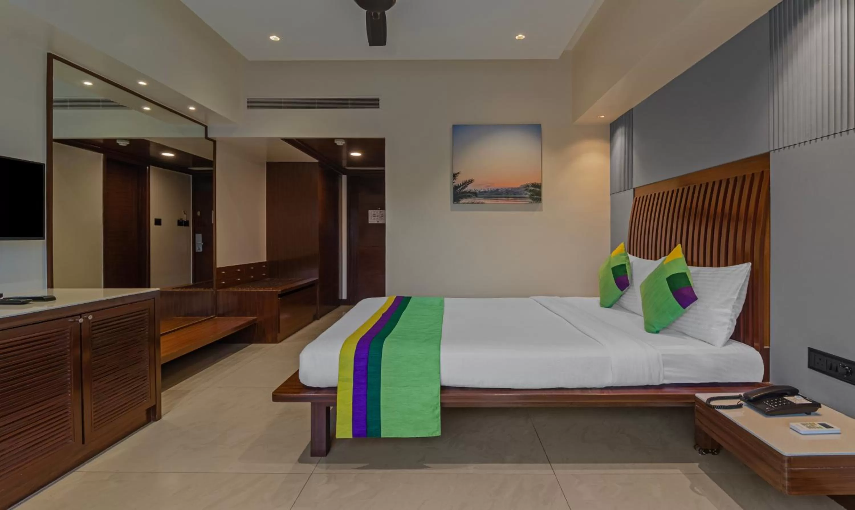 Bedroom, Bed in Treebo Regency - Bund Garden, Dhole Patil Road