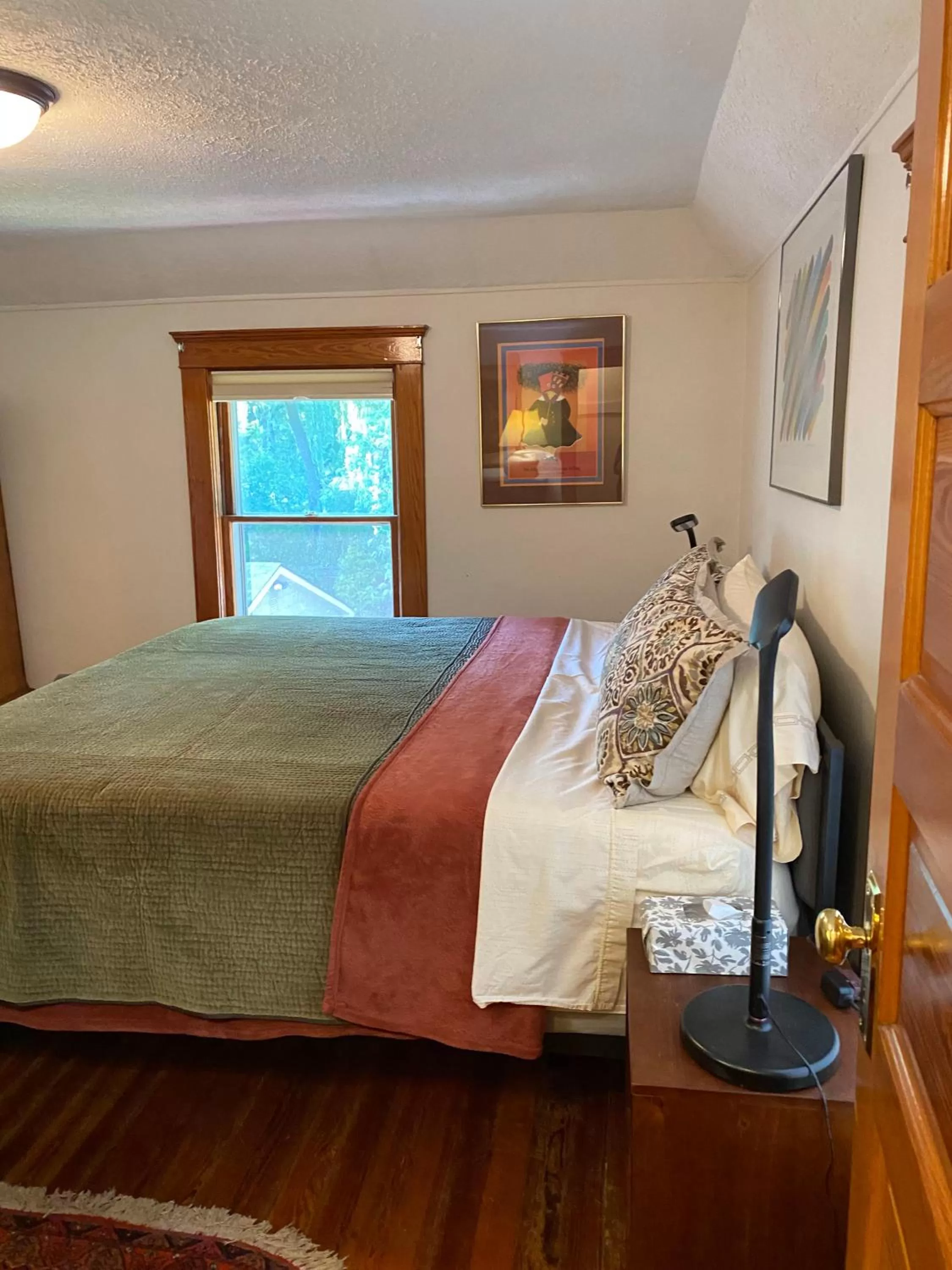 Bedroom, Bed in Burnt Toast Inn