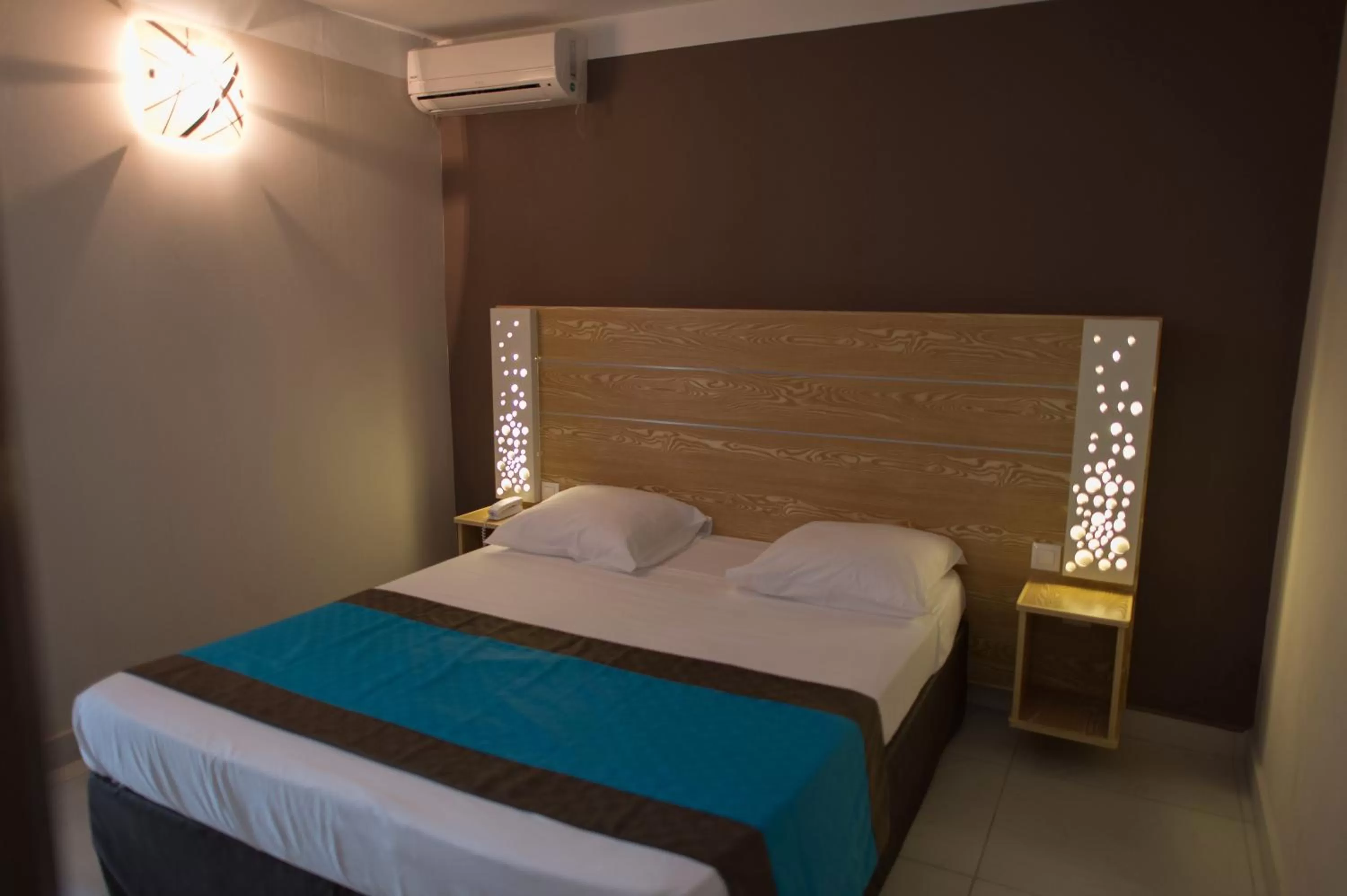 Bedroom, Bed in Hôtel Select - Réunion