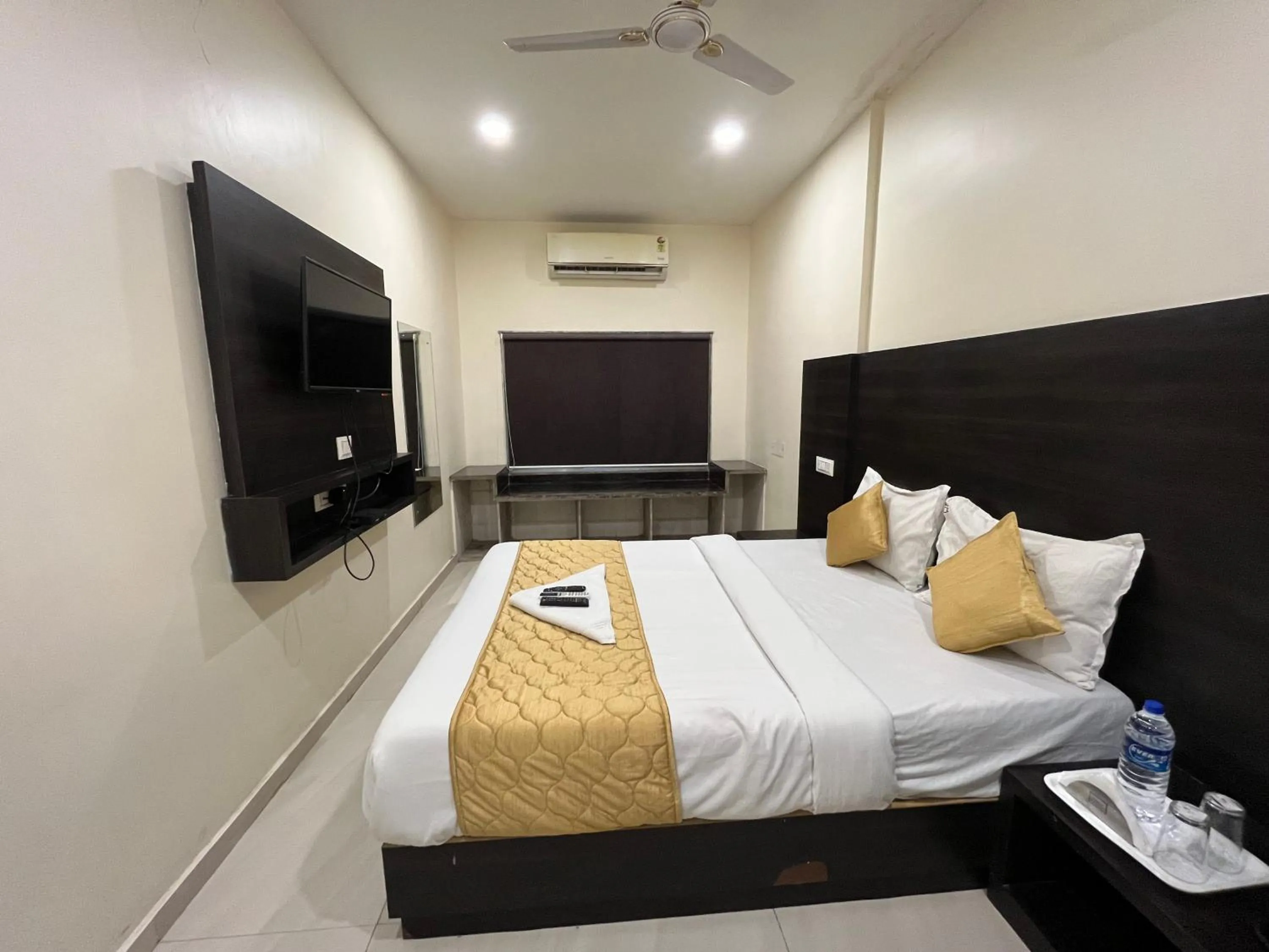 Bed in Wind Flower Regency - Near Kokilaben Hospital