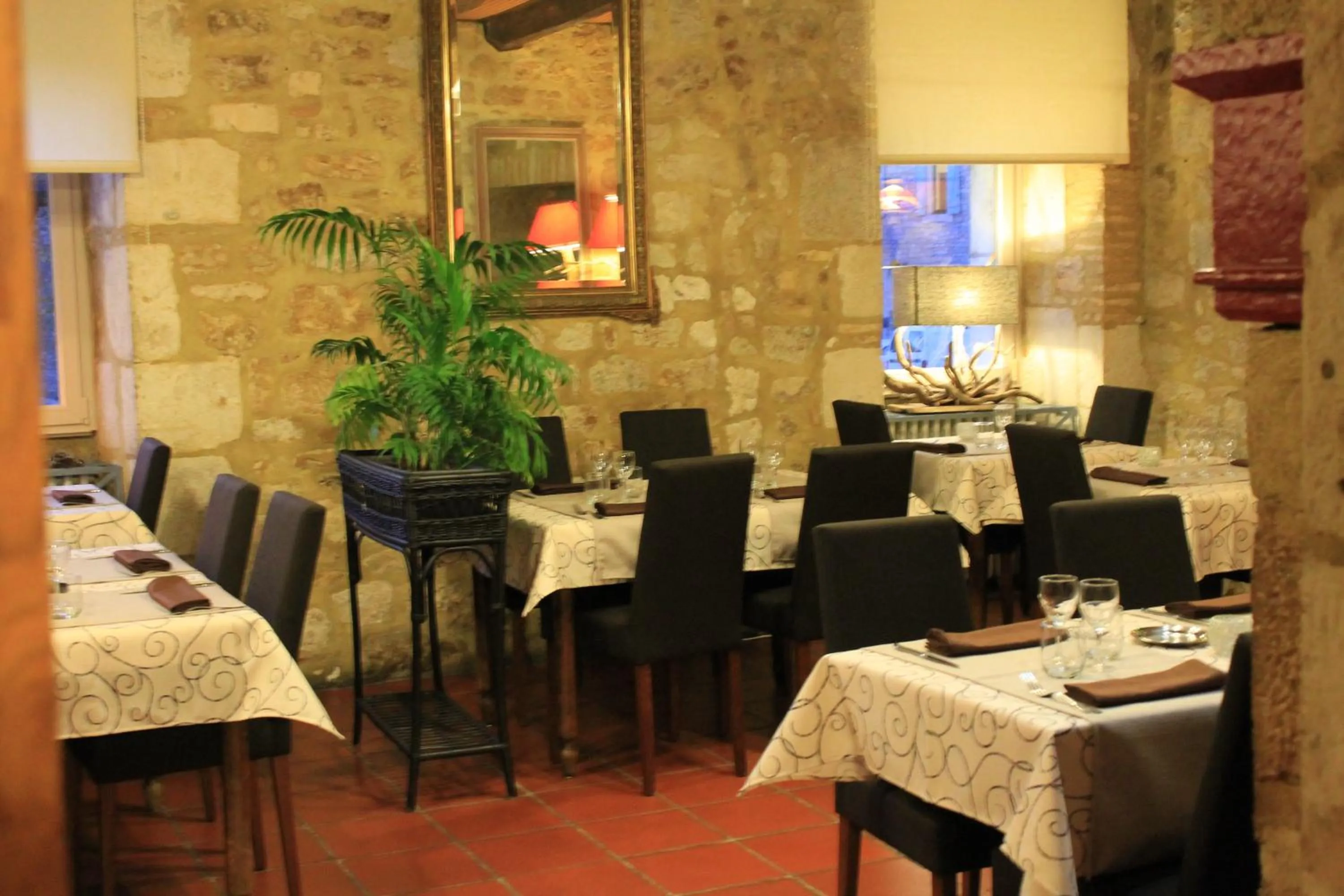 Restaurant/places to eat in Logis Hotels- Auberge de la Tour - Hôtel et restaurant