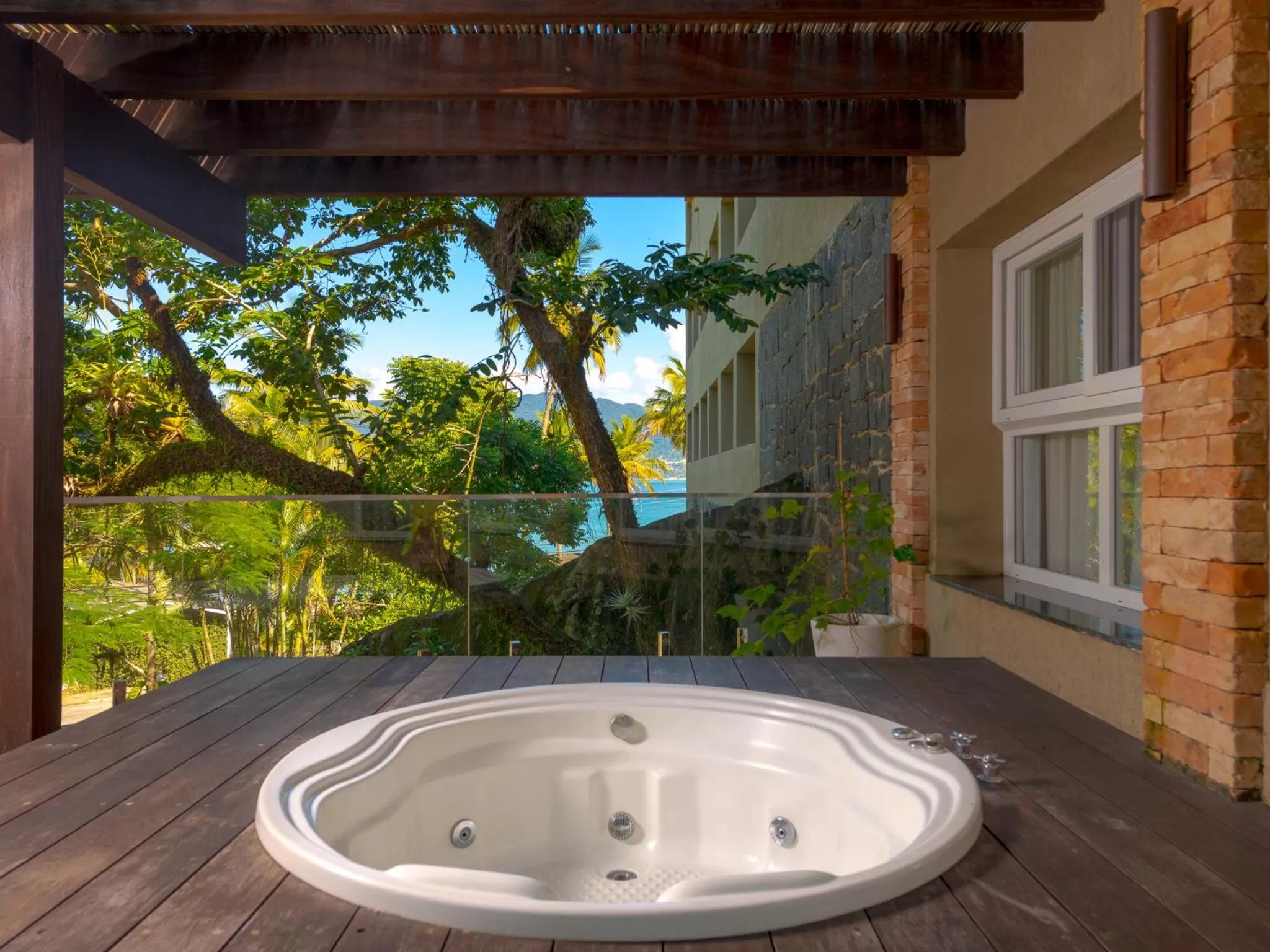 Deluxe Suite with Spa Bath in Hotel Mercedes