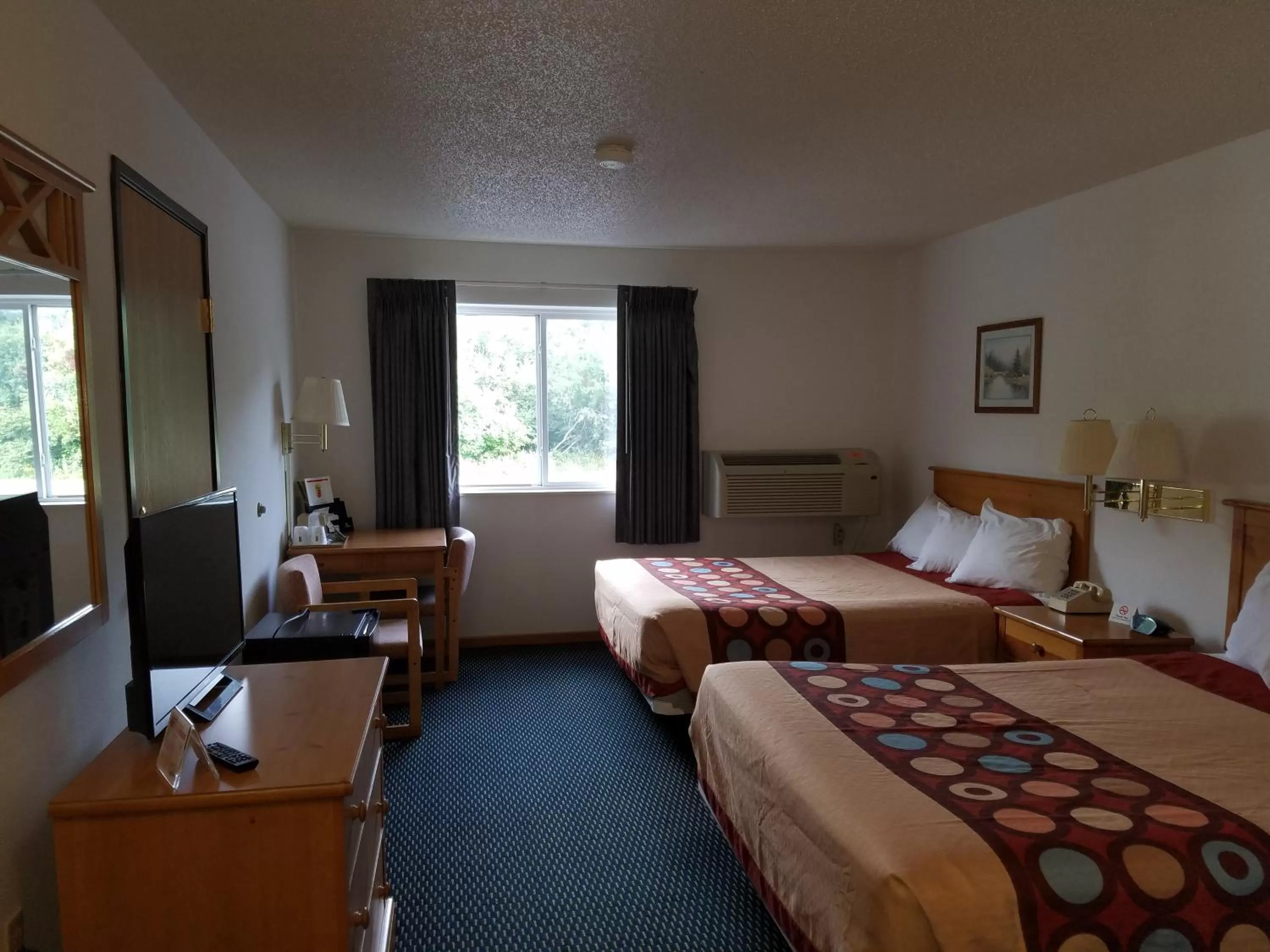 Photo of the whole room, Bed in Super 8 by Wyndham Phillips