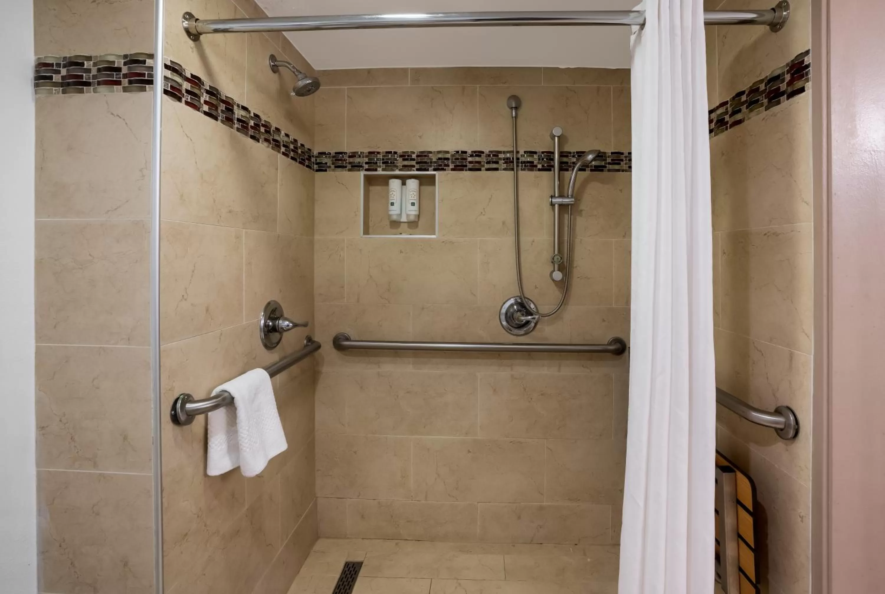 Shower in Quality Inn Fairfield Napa Valley Area