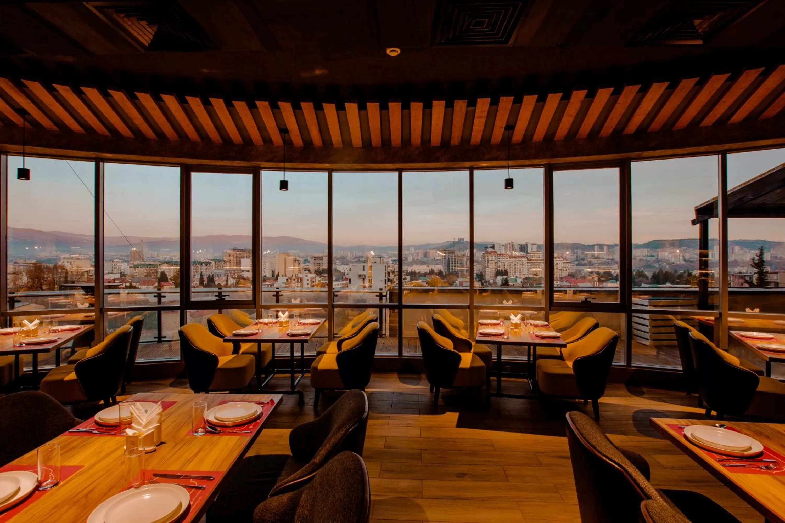 Restaurant/places to eat in Golden Palace Hotel