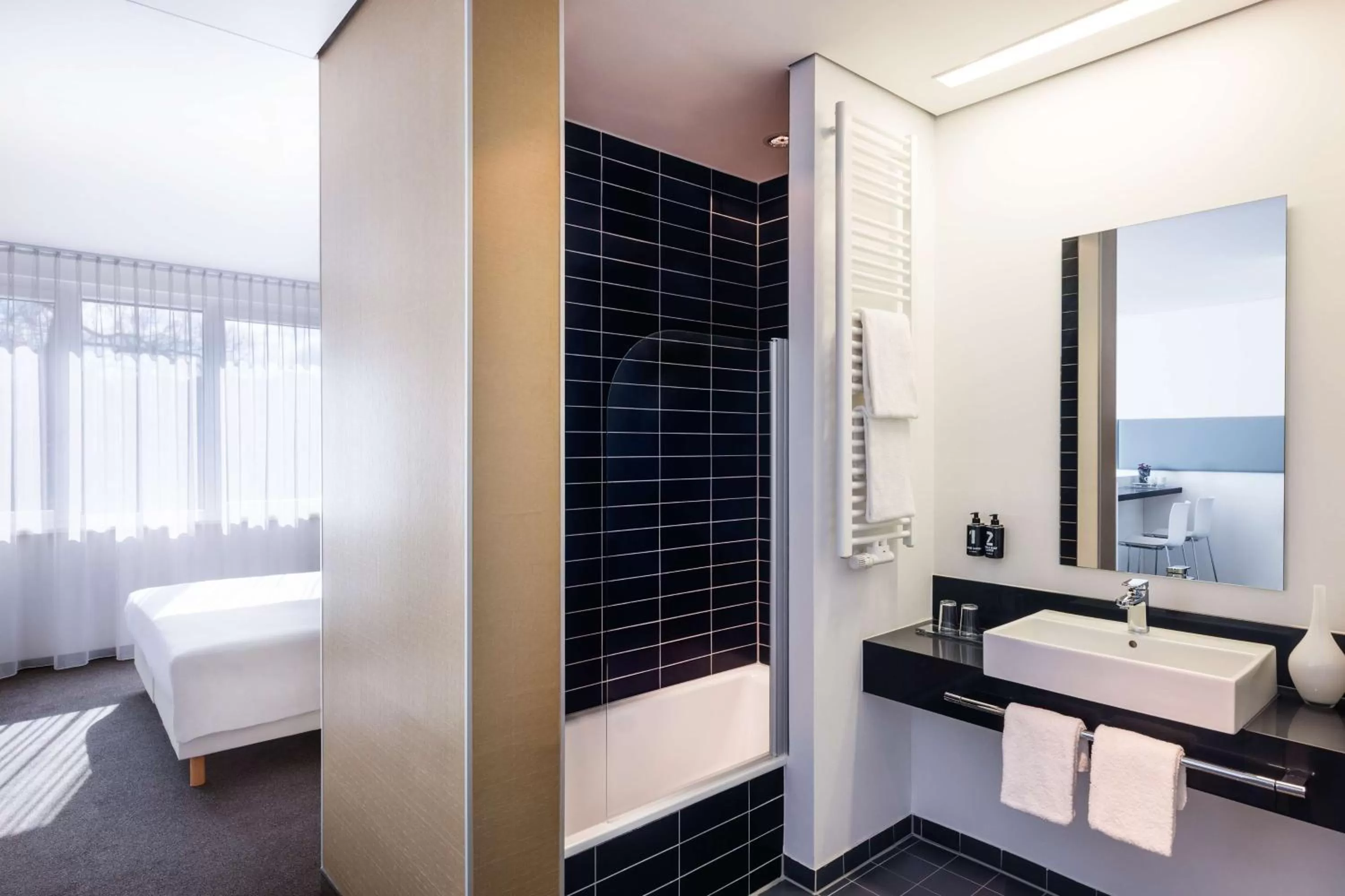 Bathroom, Bed in Lindner Hotel Frankfurt Sportpark, part of JdV by Hyatt