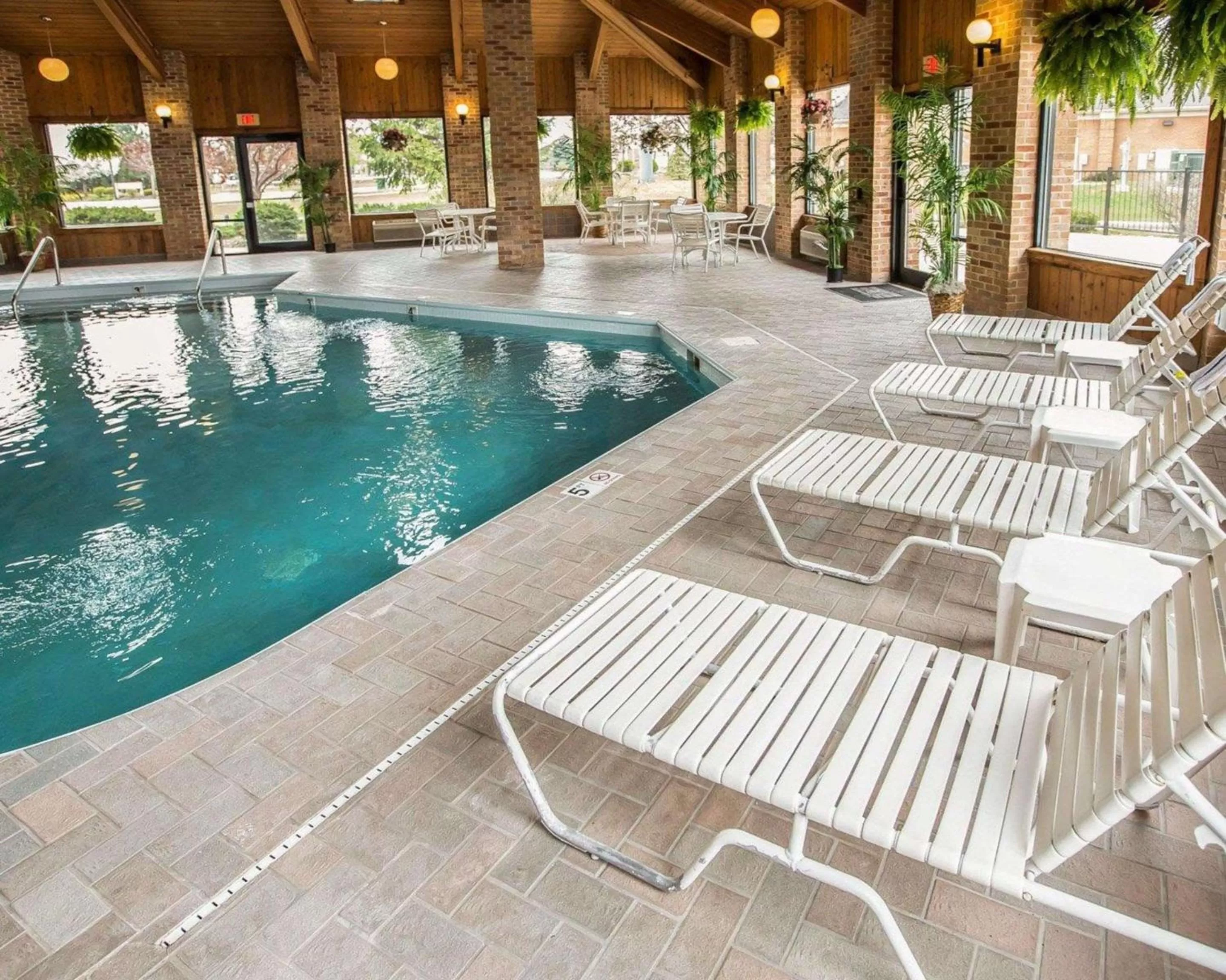 Swimming pool in Quality Inn Dundee