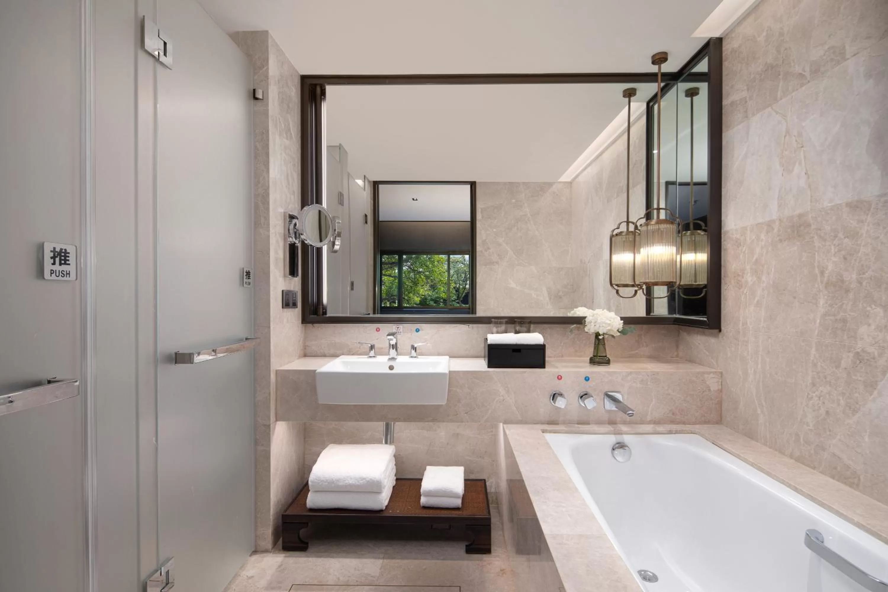 Photo of the whole room in HUALUXE Xi'an Tanghua by IHG