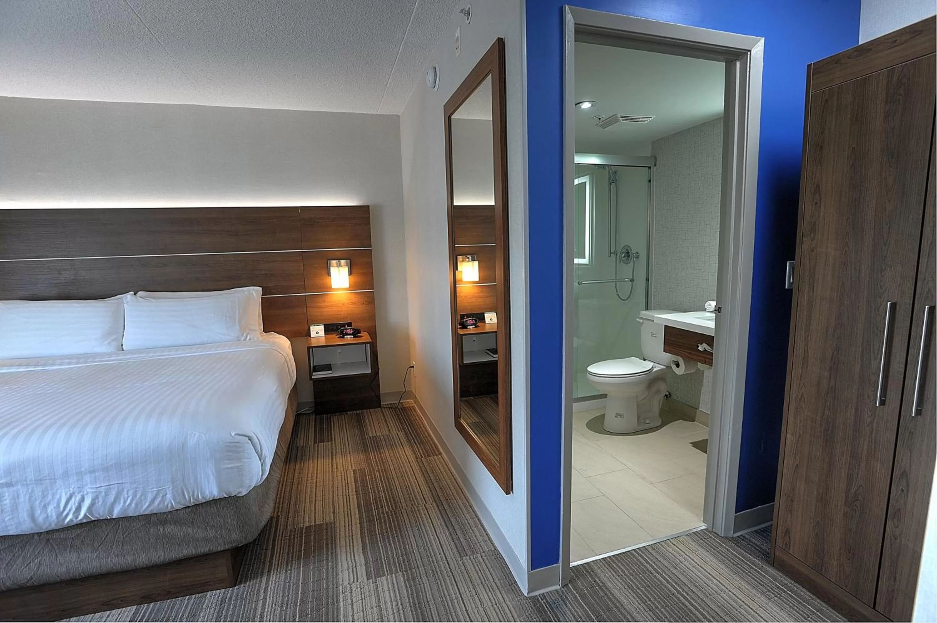 Photo of the whole room, Bed in Holiday Inn Express & Suites Toronto Airport West by IHG