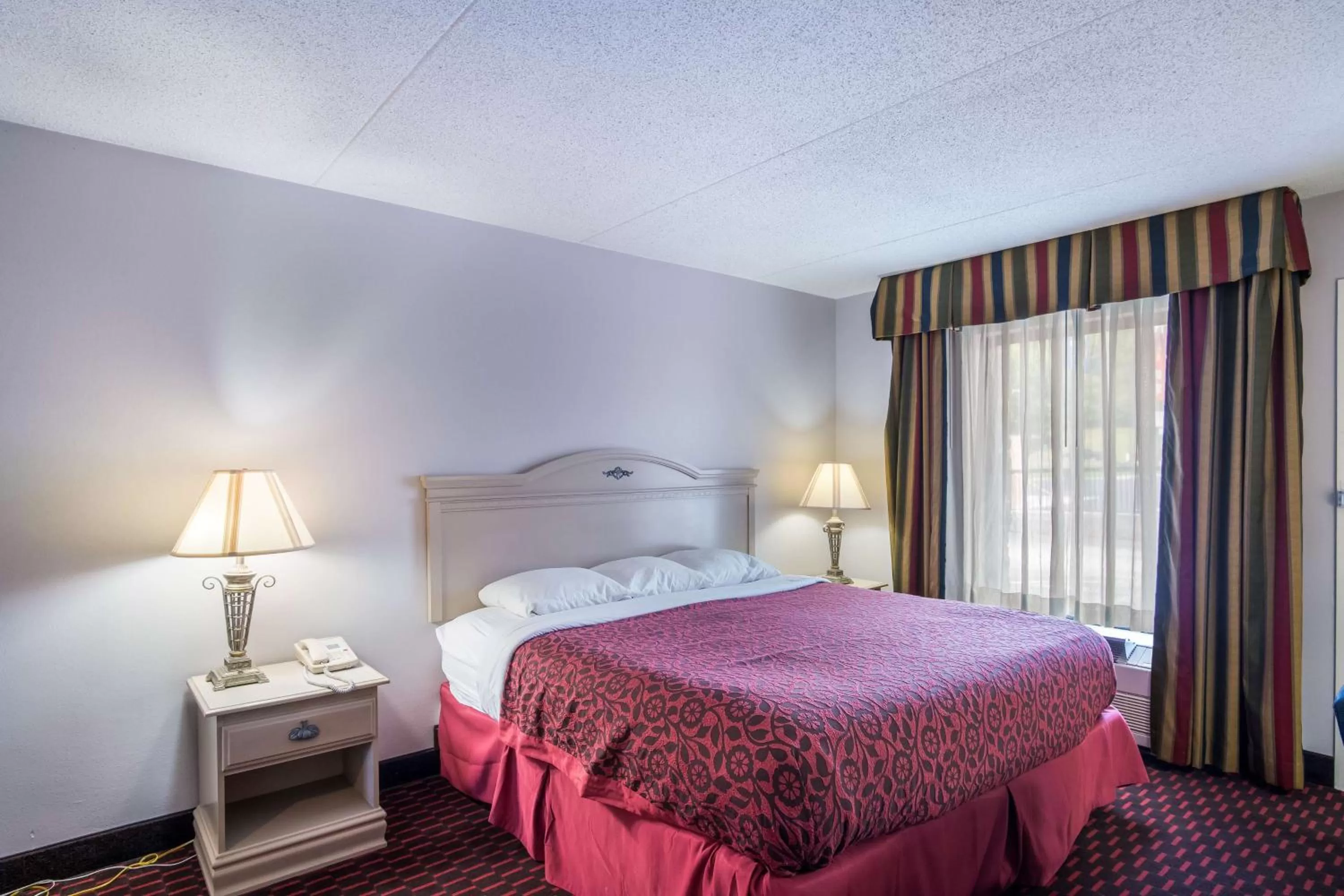 Photo of the whole room, Bed in Motel 6-London, KY