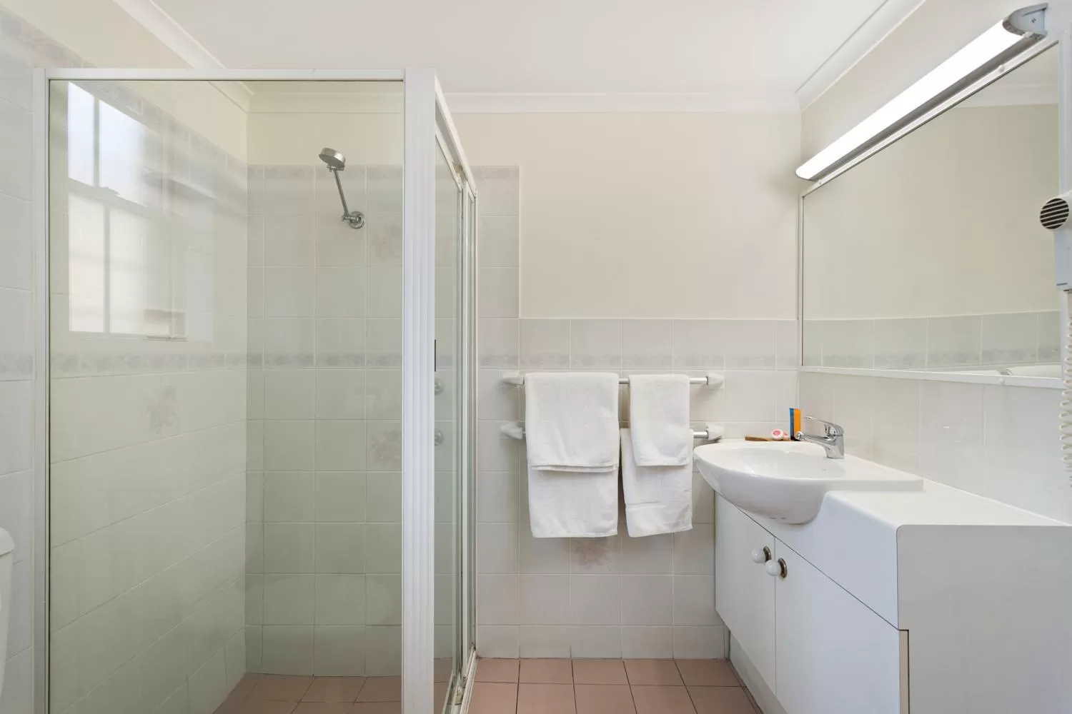 Shower in Coopers Colonial Motel