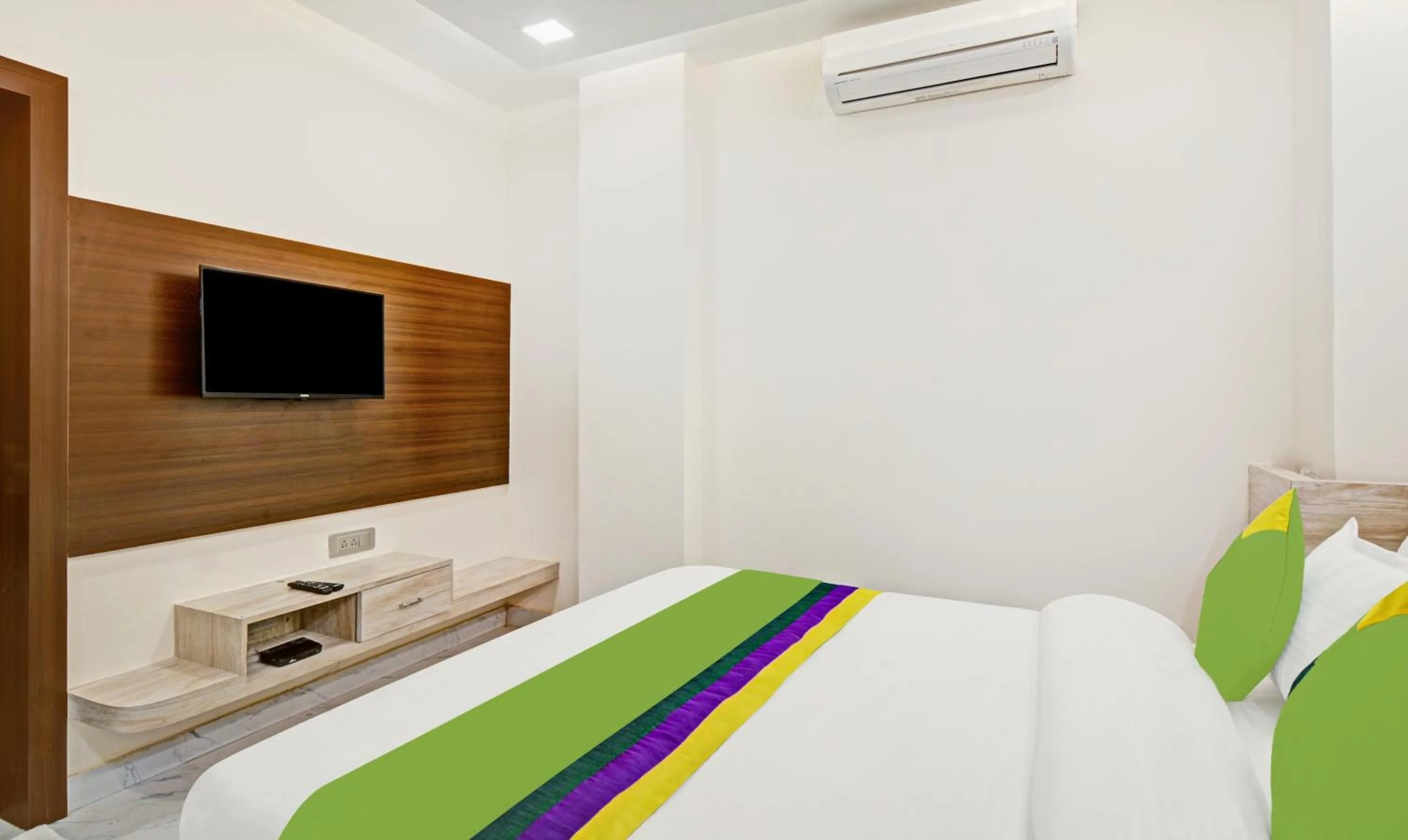 Bedroom, Bed in Treebo Paras Raj Near City Palace