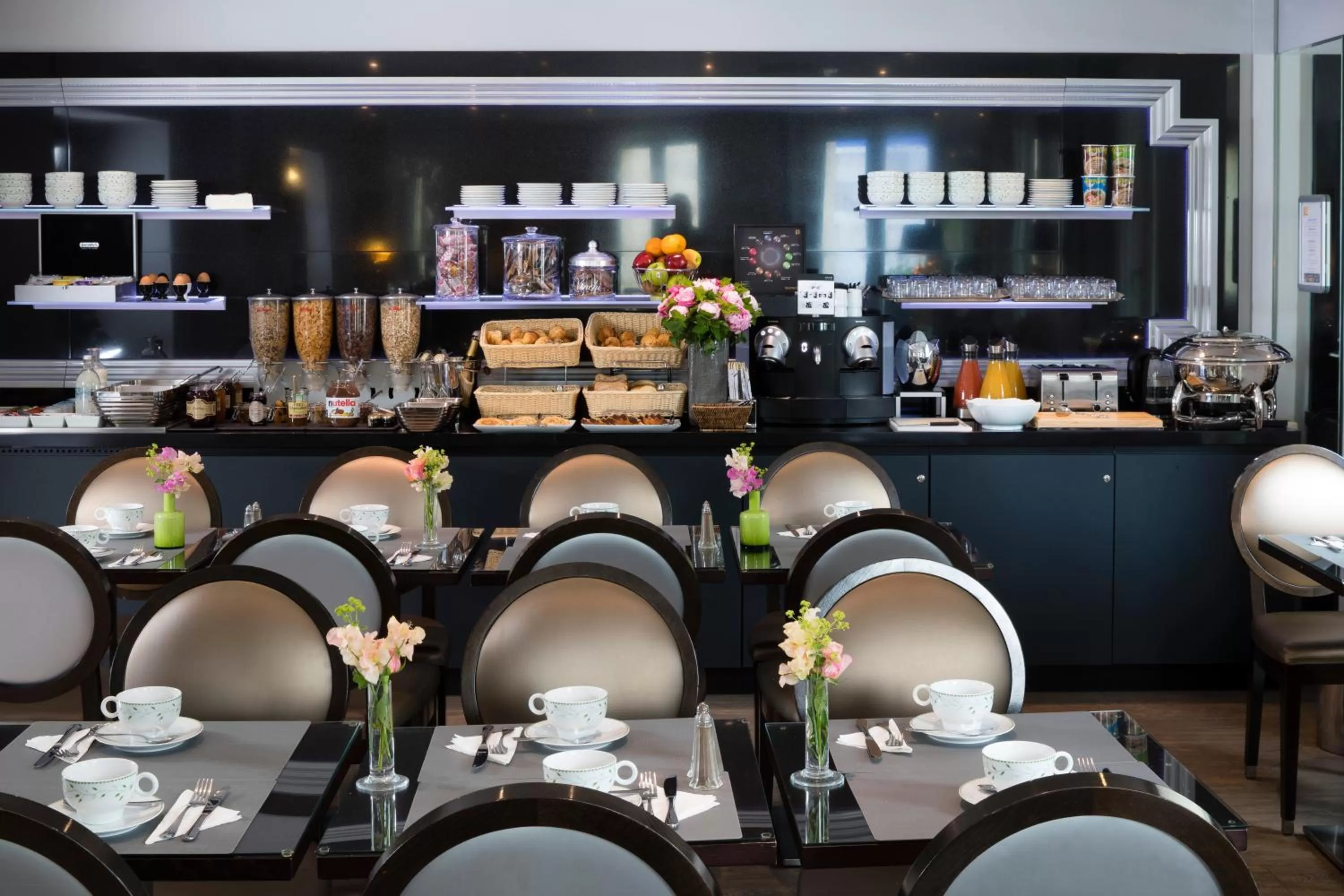 Restaurant/places to eat in Hotel Plaza Elysées