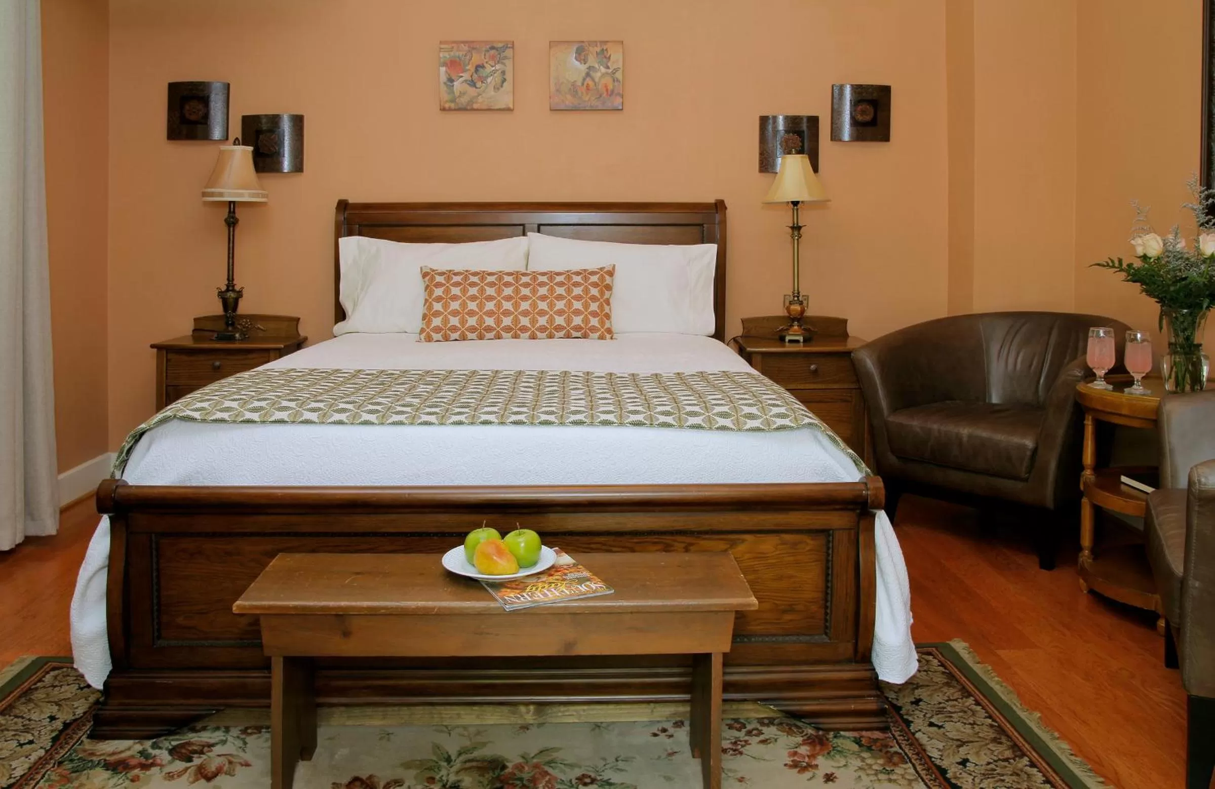 Bedroom, Bed in Heartstone Inn