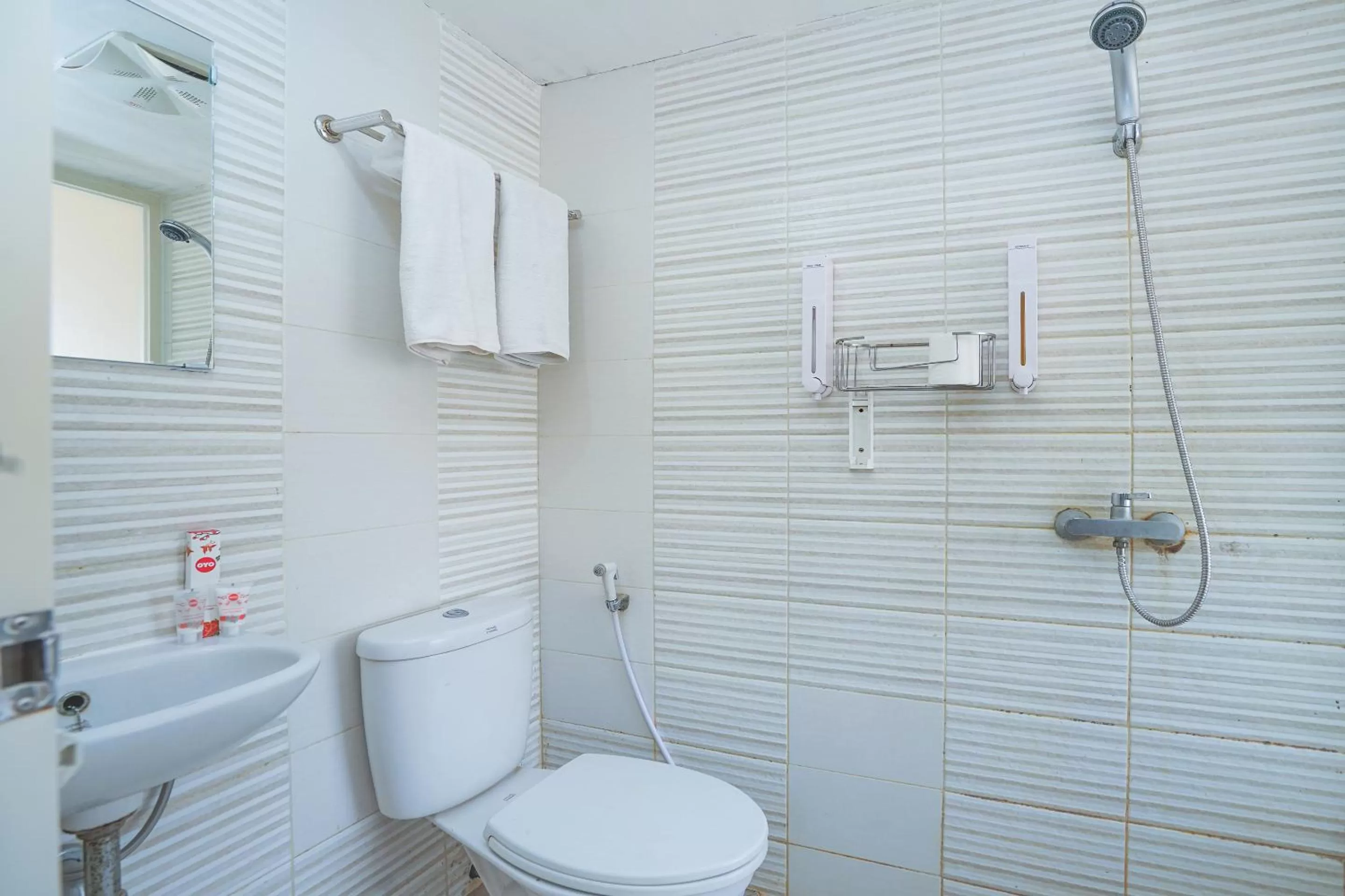 Shower in Pratisarawirya Guesthouse by ecommerceloka