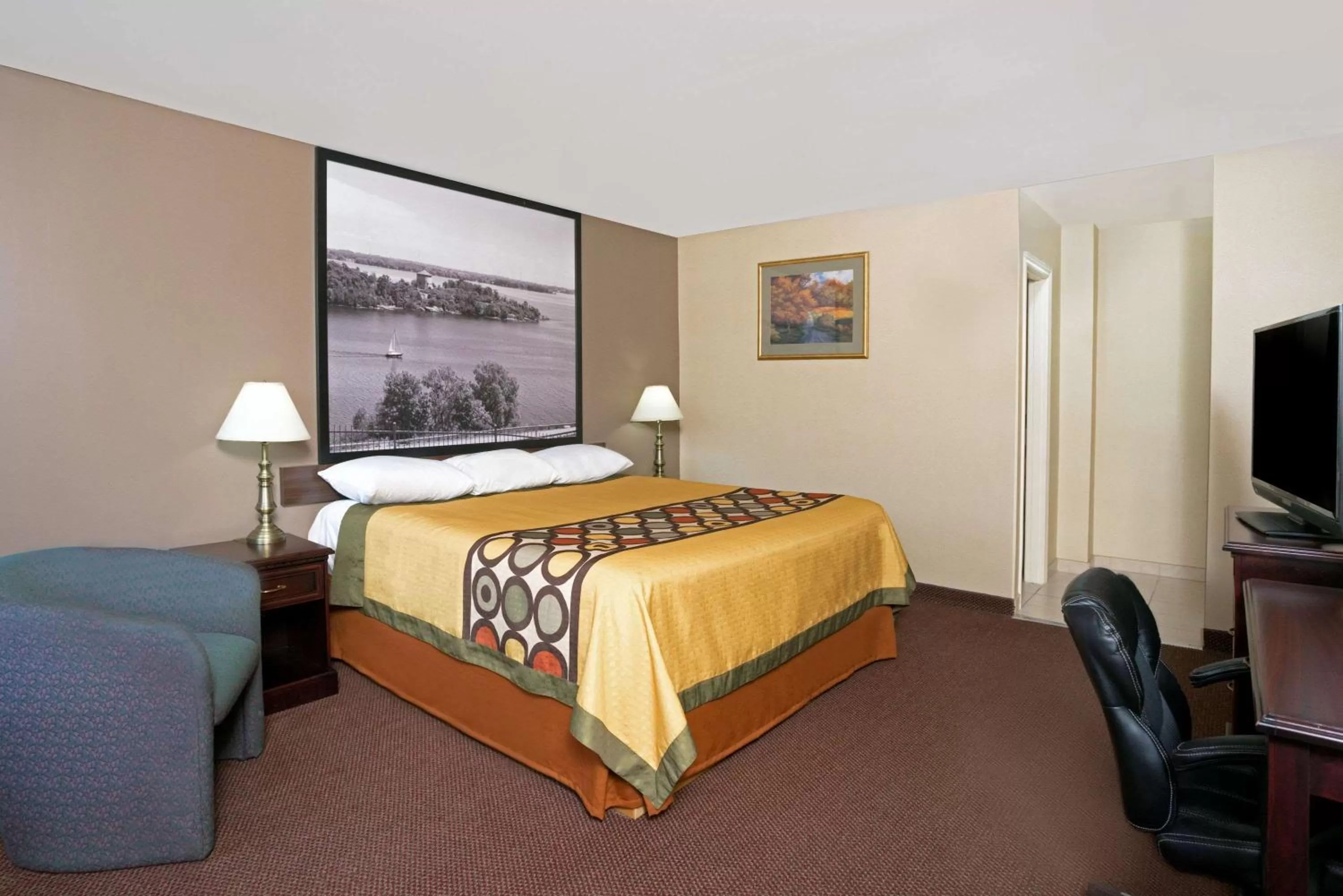 Photo of the whole room, Bed in Super 8 by Wyndham Kingston