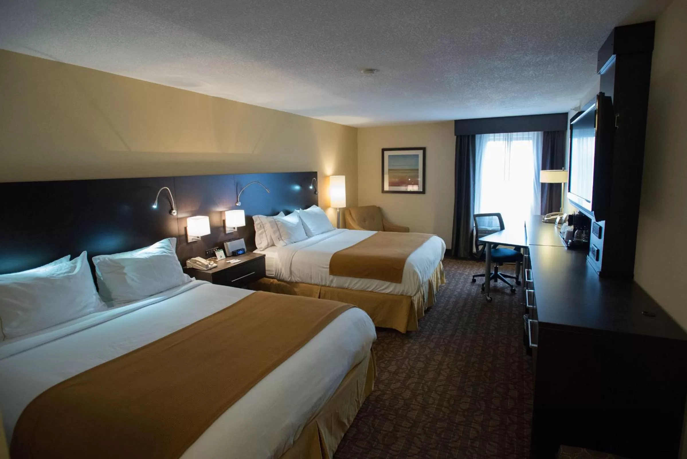 Bed in Holiday Inn Express & Suites Topeka West I-70 Wanamaker by IHG