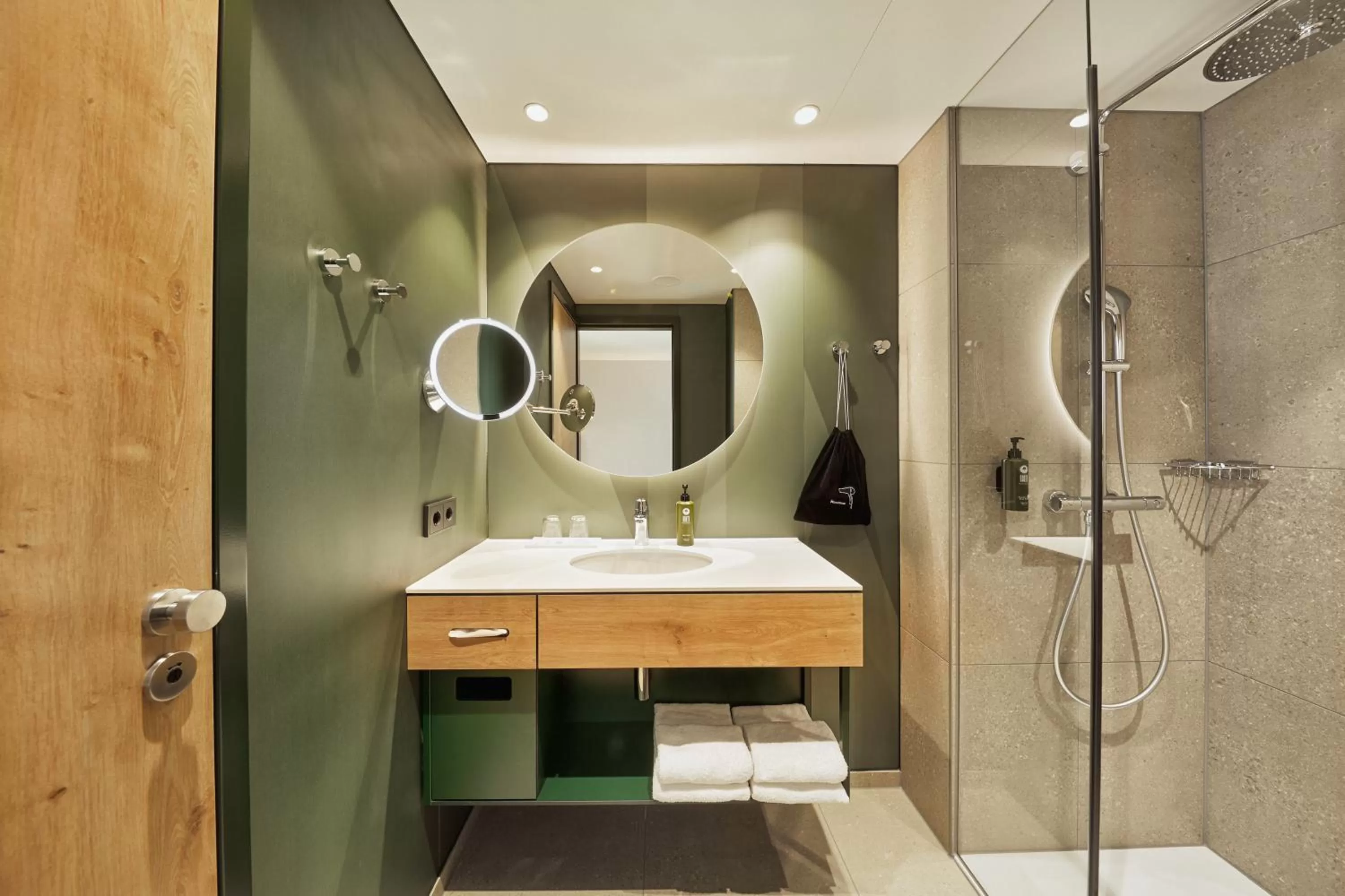 Shower in H+ Hotel Frankfurt Eschborn