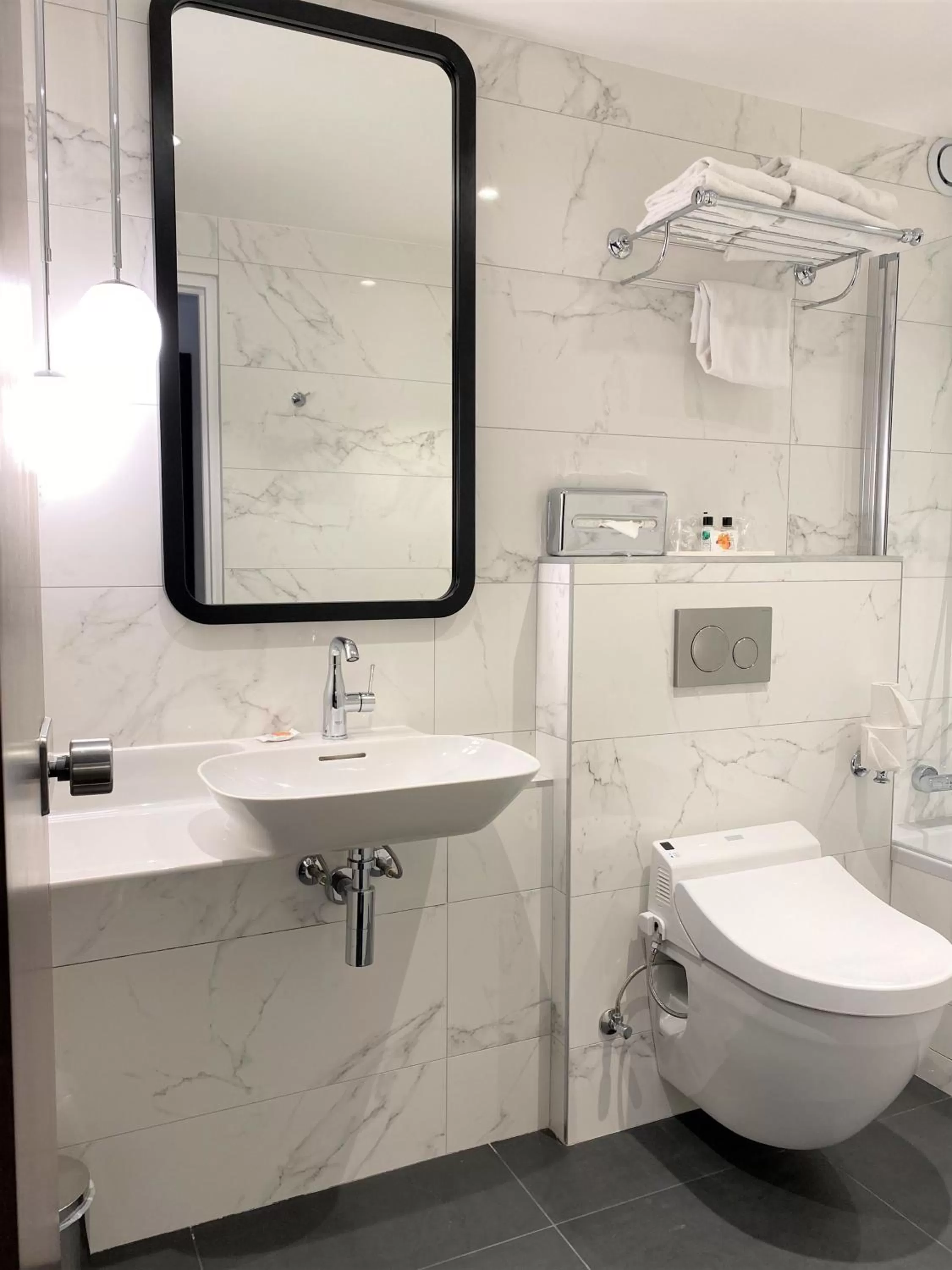 Bathroom in Hôtel Edouard 6 by Malone