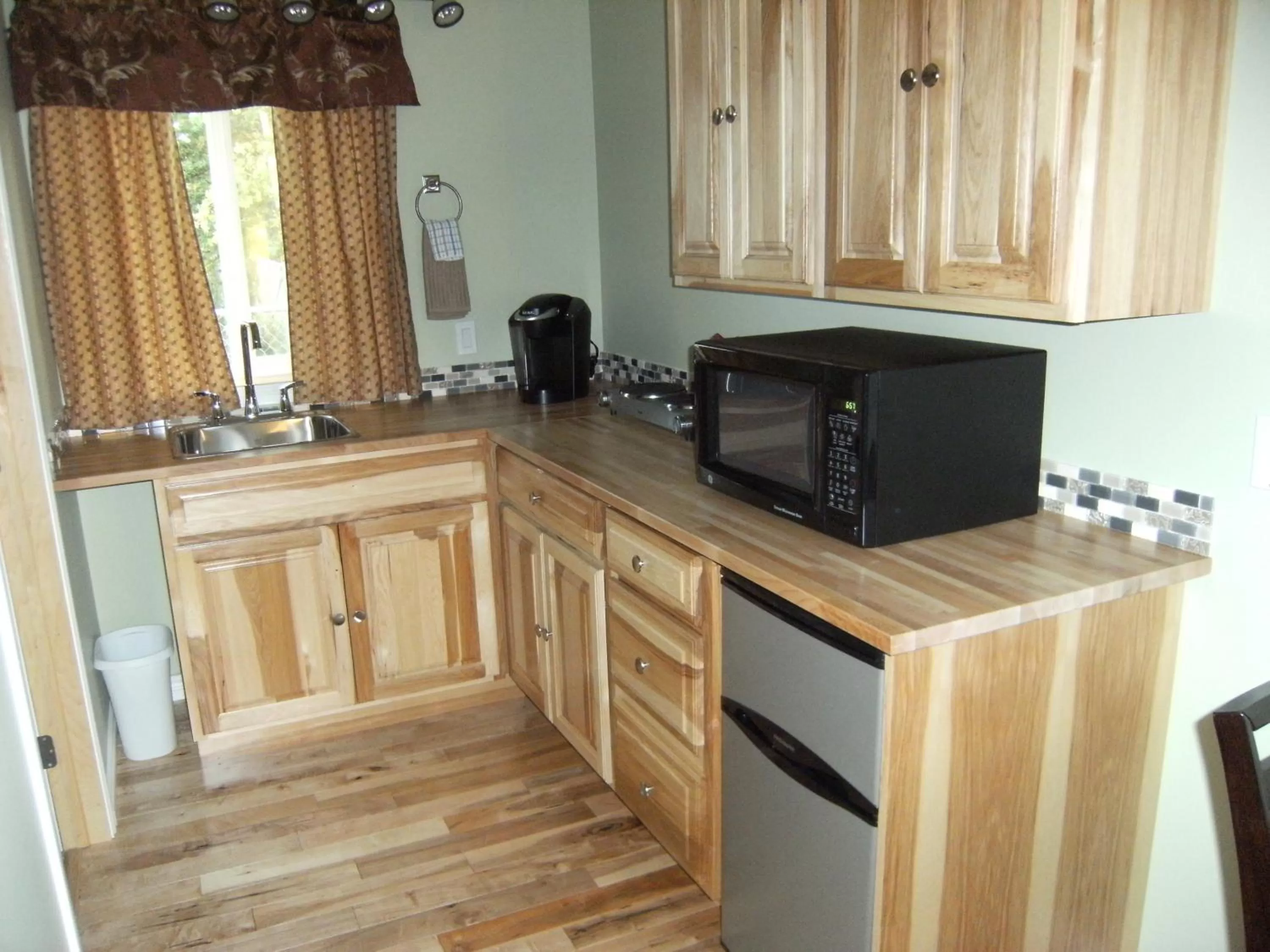 Kitchen or kitchenette in Parkside Inn