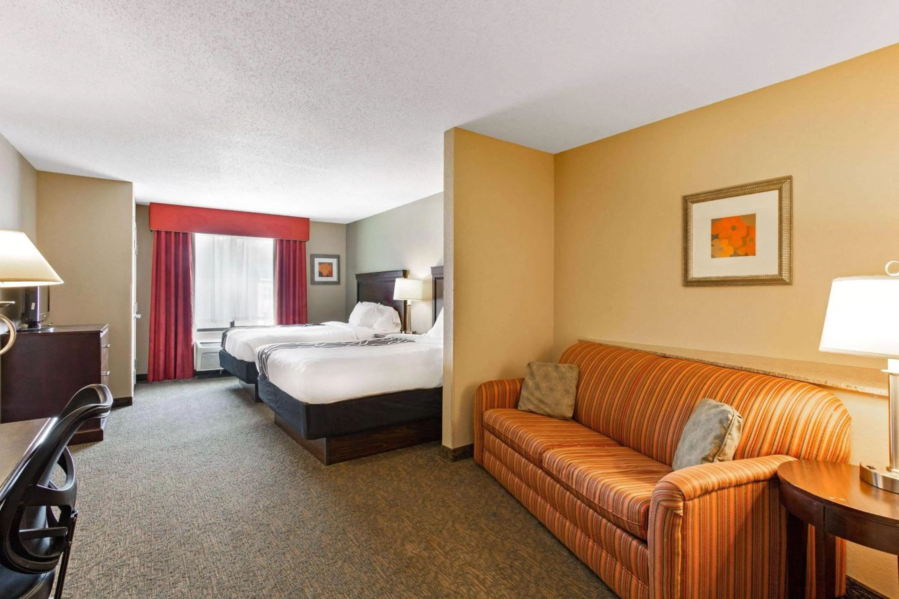 Photo of the whole room, Bed in La Quinta by Wyndham Richmond - Kings Dominion
